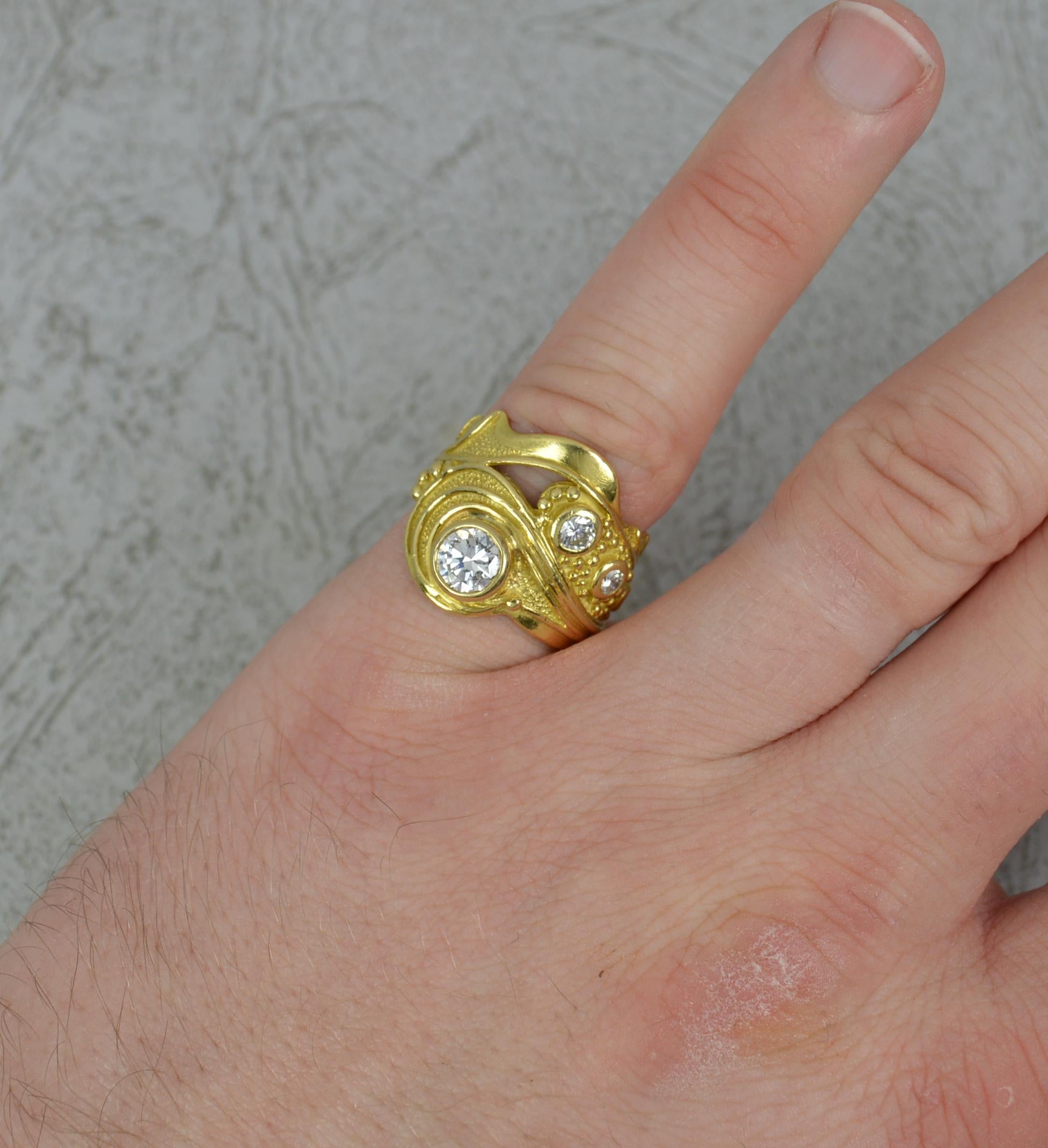 Ein ziemlich beeindruckender Ring aus 18 Karat Gold und Diamanten.
Solide und klobig 18 Karat Gelbgold Beispiel. Fein gemacht, einzigartig.
Entworfen mit vier natürlichen, runden Diamanten im Brillantschliff in voller Lünettenfassung.
0,90 - 1,00