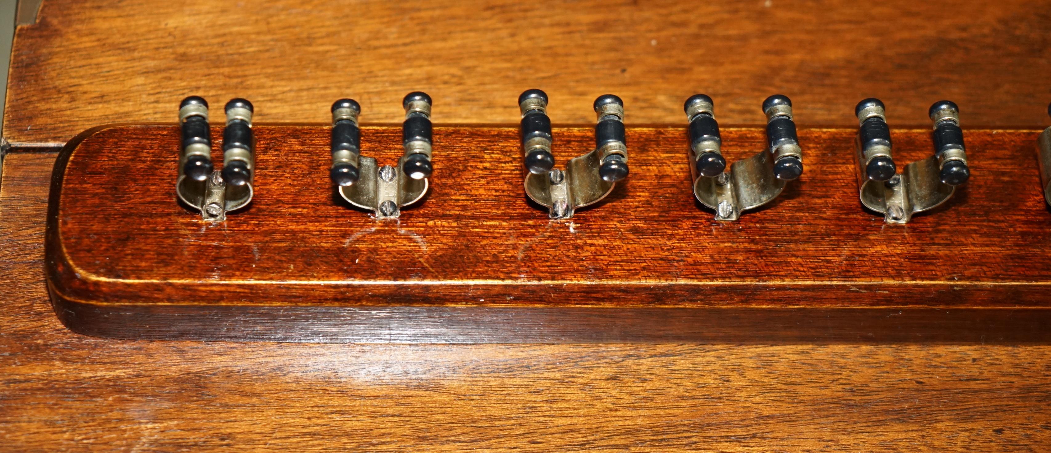 ViNTAGE ENGLISH HARDWOOD WALL MOUNTER SNOOKER POOL BILLIARDS CUE HOLDERS In Good Condition For Sale In West Sussex, Pulborough