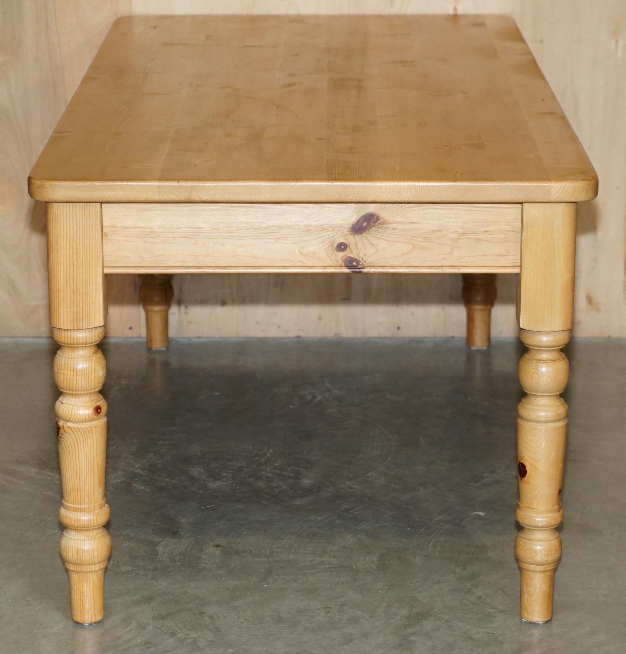 ViNTAGE TABLE À DINER EN PIN DU PATRIMOINE ANGLAIS & HUIT CHAISES WINSOR SUITE 8 en vente 3