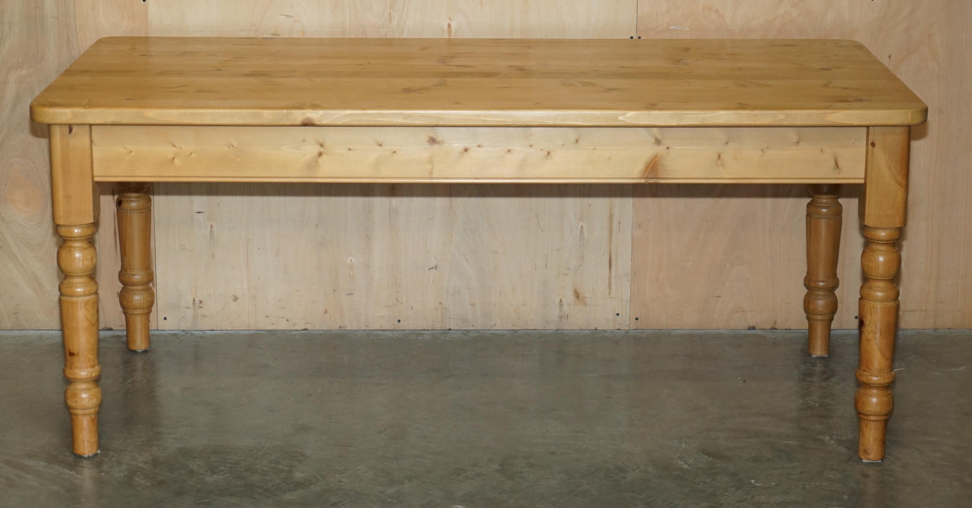 Country ViNTAGE TABLE À DINER EN PIN DU PATRIMOINE ANGLAIS & HUIT CHAISES WINSOR SUITE 8 en vente