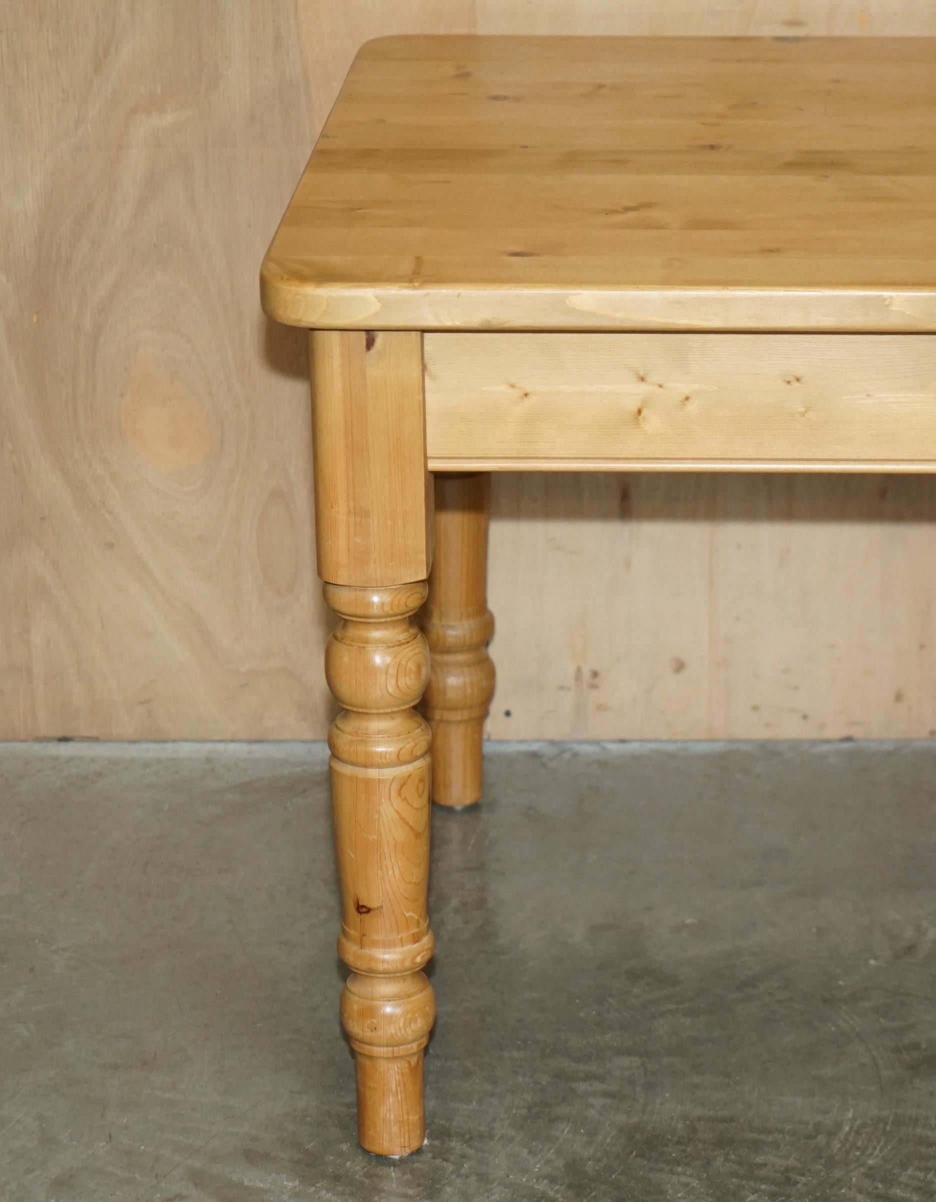 Anglais ViNTAGE TABLE À DINER EN PIN DU PATRIMOINE ANGLAIS & HUIT CHAISES WINSOR SUITE 8 en vente