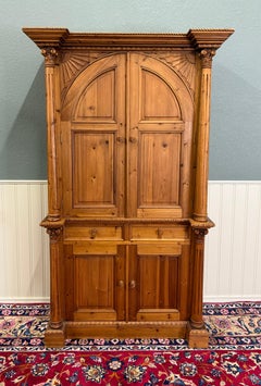 Englischer Vintage-Schrank aus Kiefernholz, groß, mit korinthischen Kapitellen und kannelierten Säulen