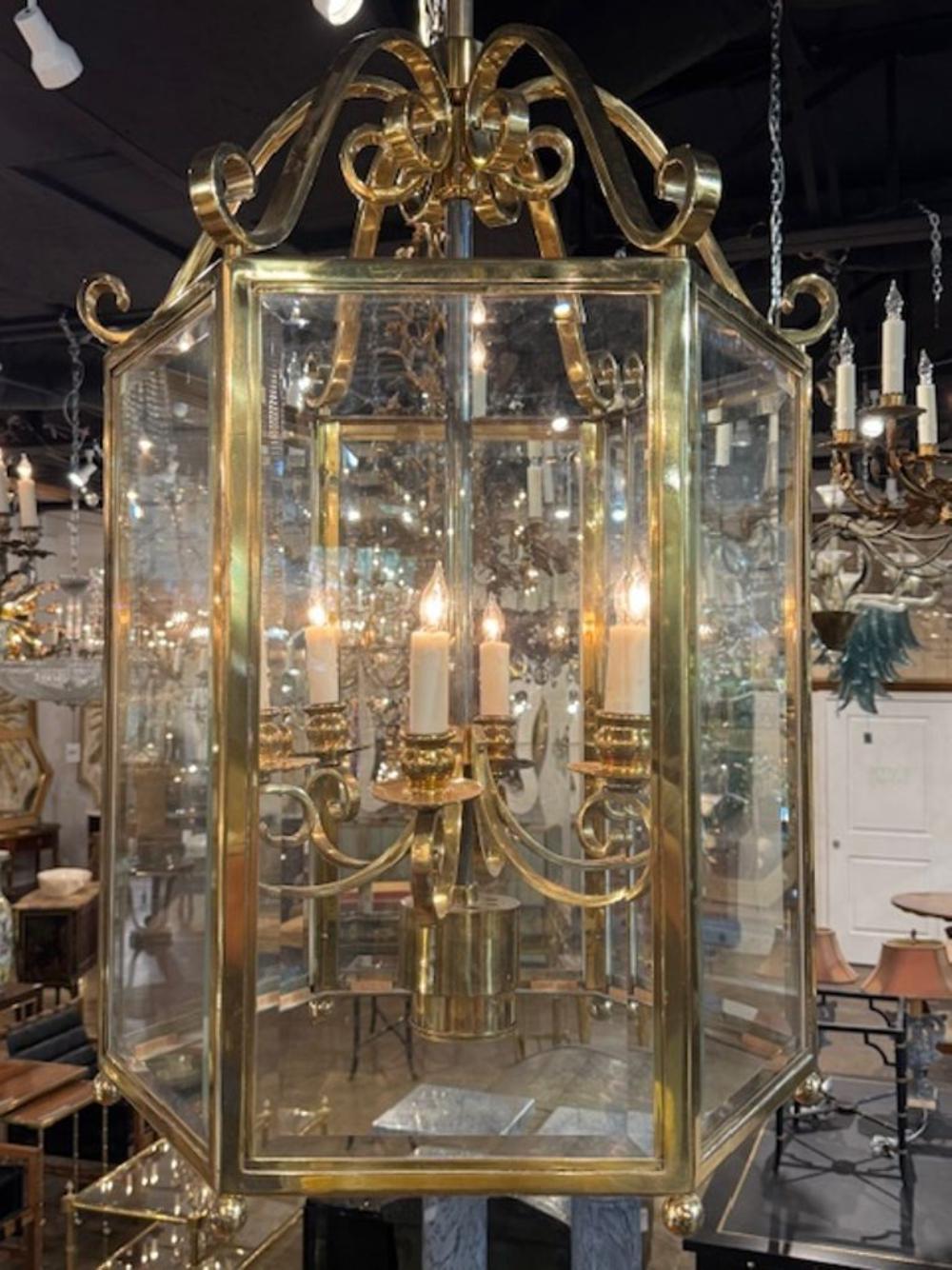 Die Vintage English Large Scale Laterne aus vergoldetem Messing ist eine luxuriöse und elegante Leuchte, die jedem Haus einen Hauch von altem Charme verleiht. Diese aus Messing gefertigte Laterne mit aufwändigen vergoldeten Details strahlt