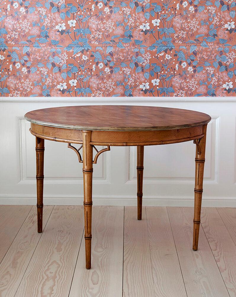 England, late 19th century

Faux bamboo centre table with faux marbled top. 

Measures: H 76 x Ø 105 cm.