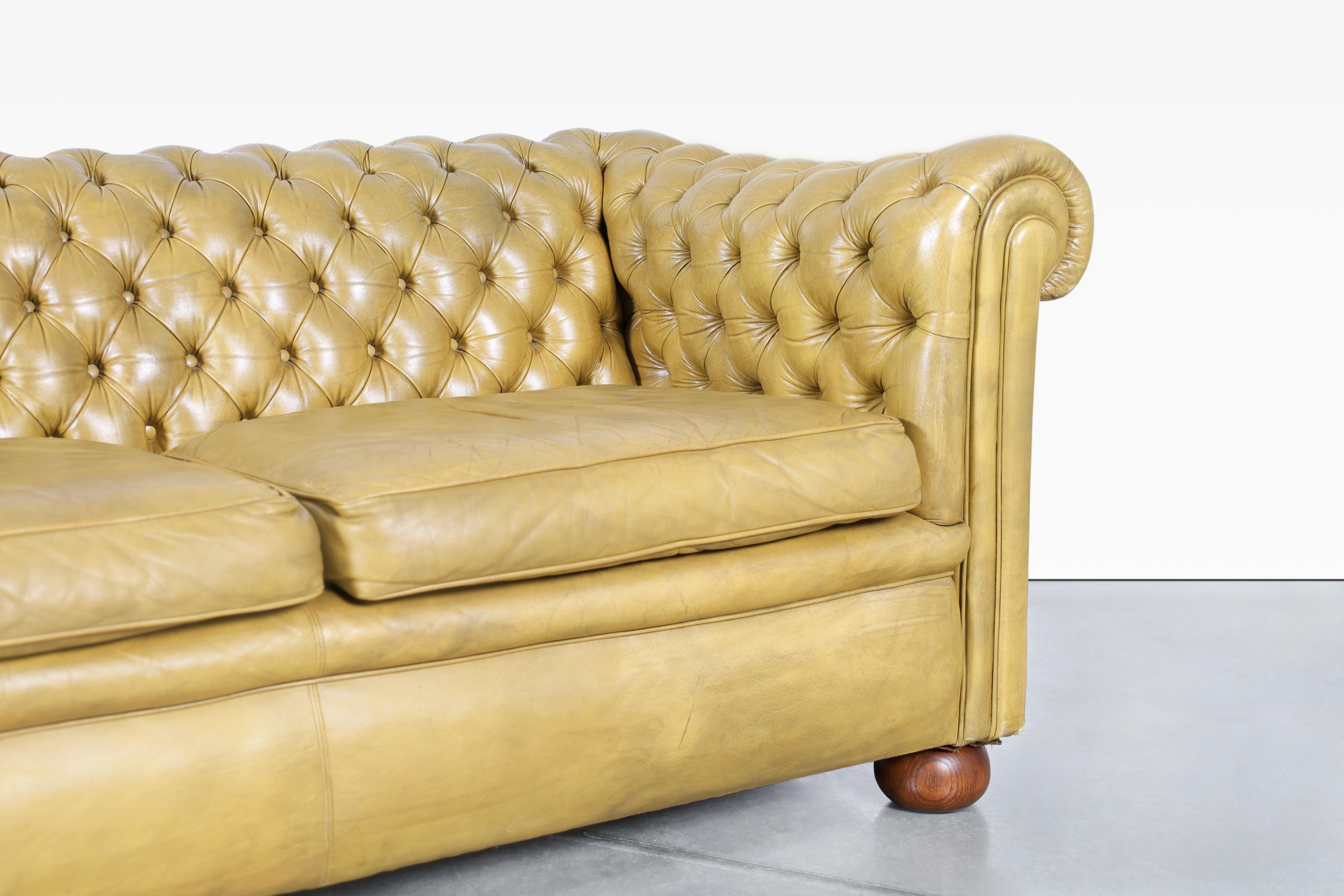 Vintage English Leather Chesterfield Sofa In Good Condition For Sale In North Hollywood, CA