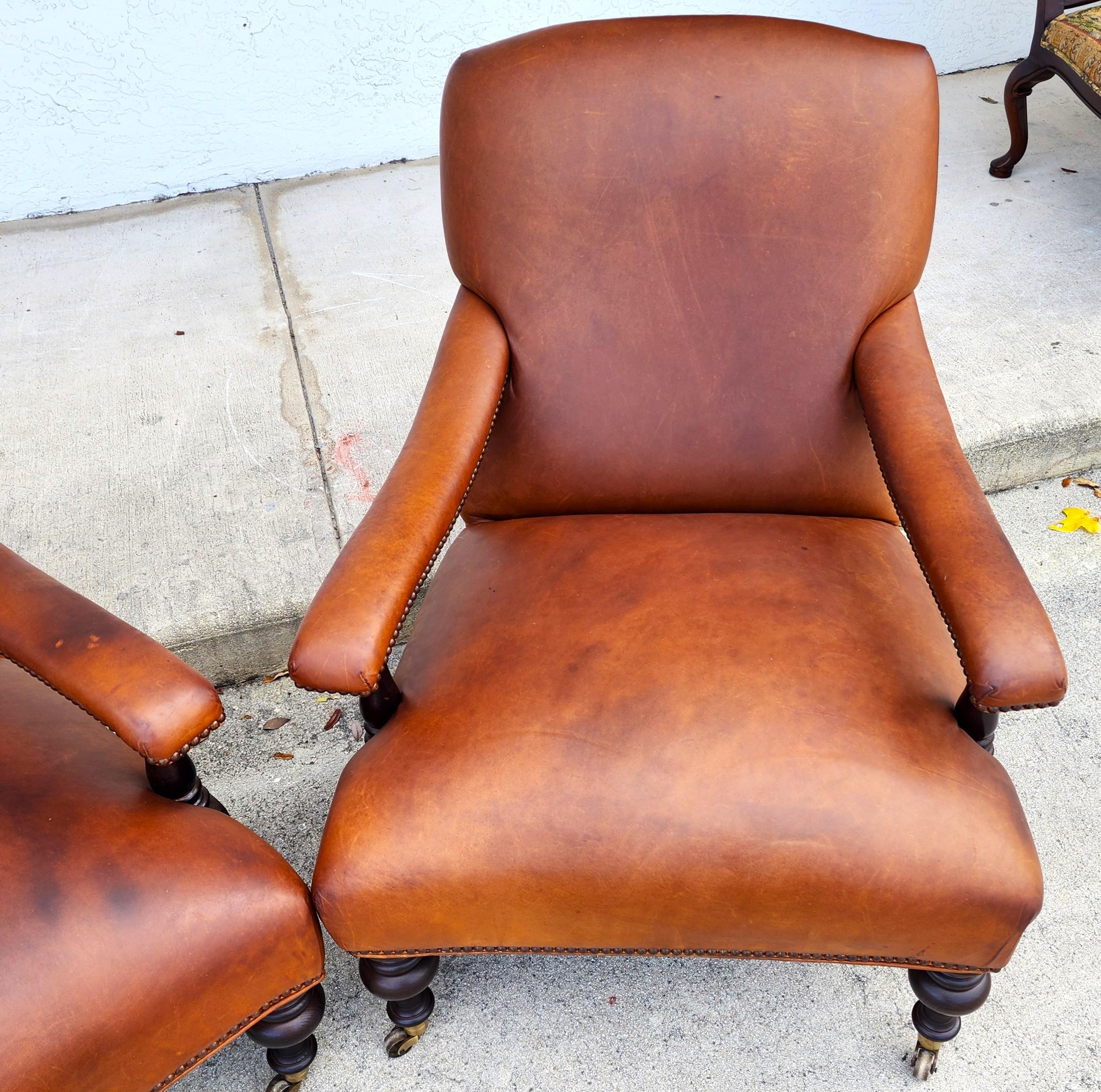 Pareja de sillones de biblioteca ingleses vintage de cuero de Lee Industries Moderno de mediados de siglo en venta