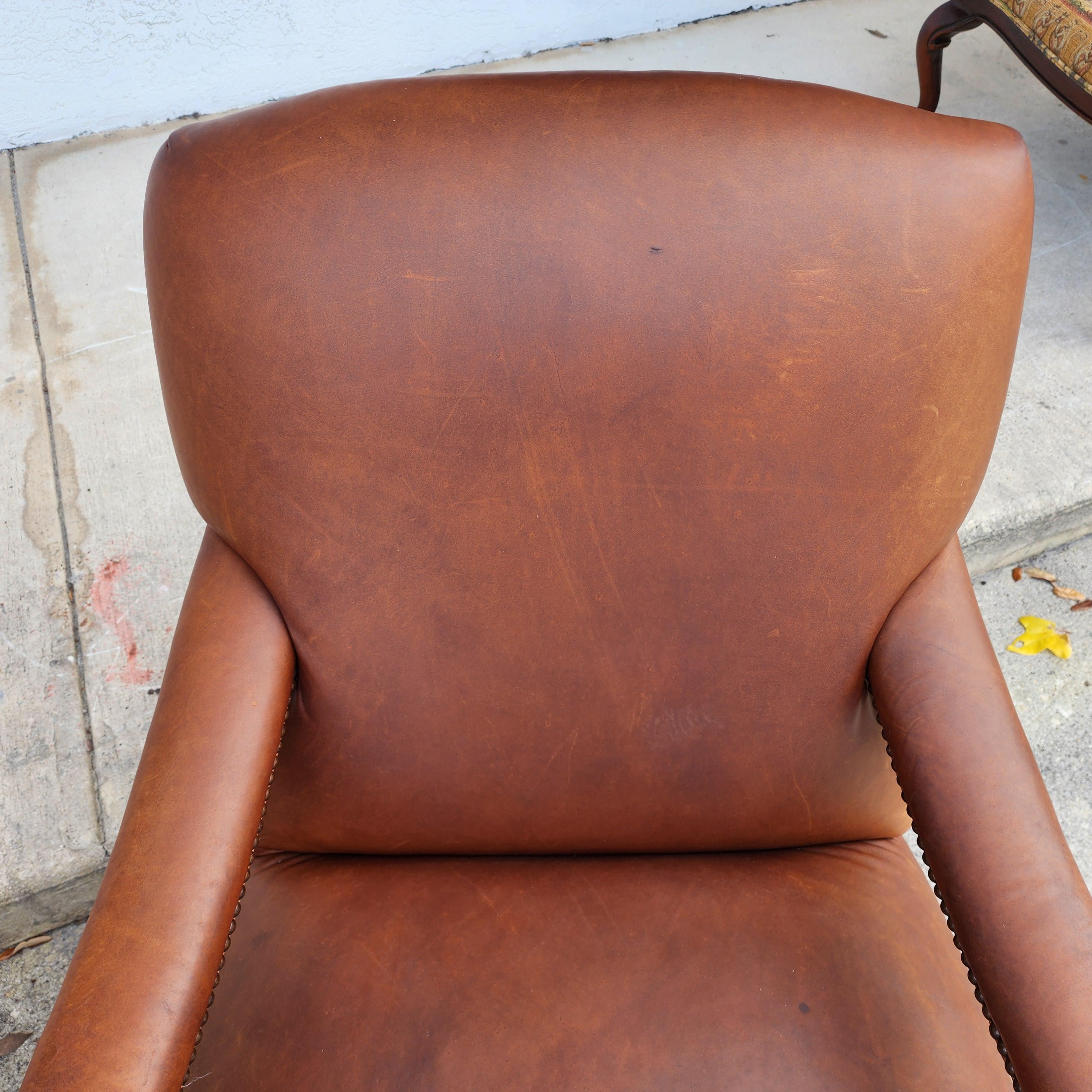 Pareja de sillones de biblioteca ingleses vintage de cuero de Lee Industries en venta 1
