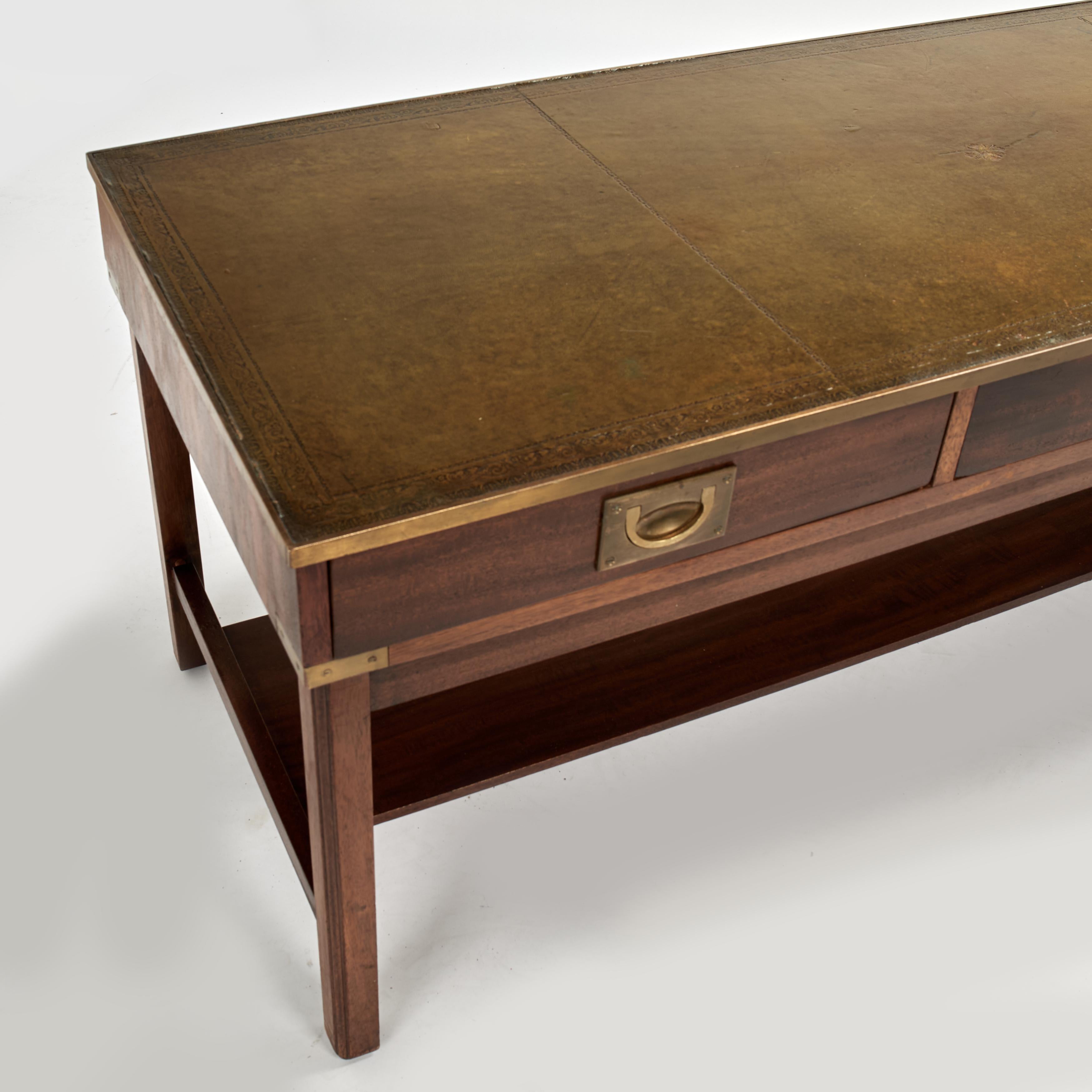 Vintage English Leather Top Campaigner Style Low Konsole oder Couchtisch im Zustand „Gut“ im Angebot in Palm Beach, FL