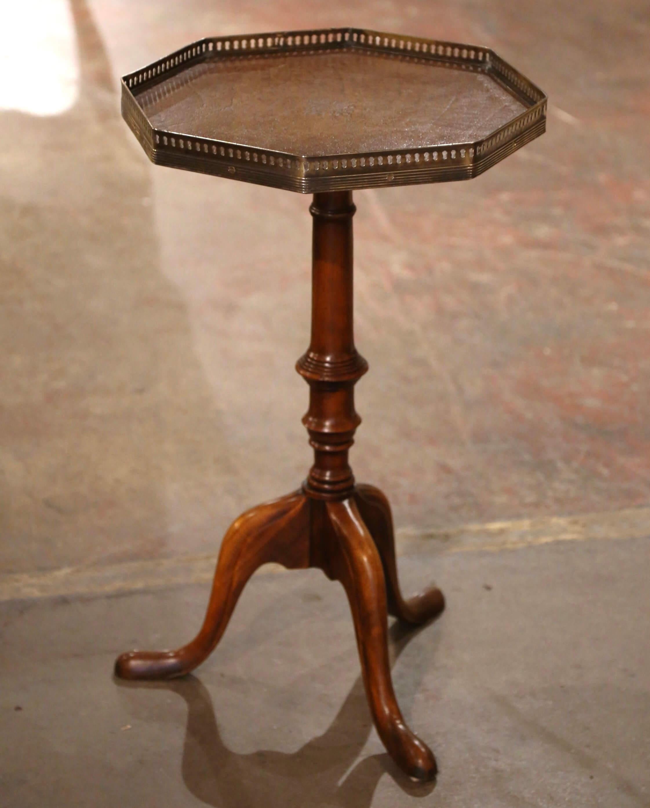 Vintage English Leather Top Walnut and Brass Octagonal Martini Side Table  In Excellent Condition For Sale In Dallas, TX