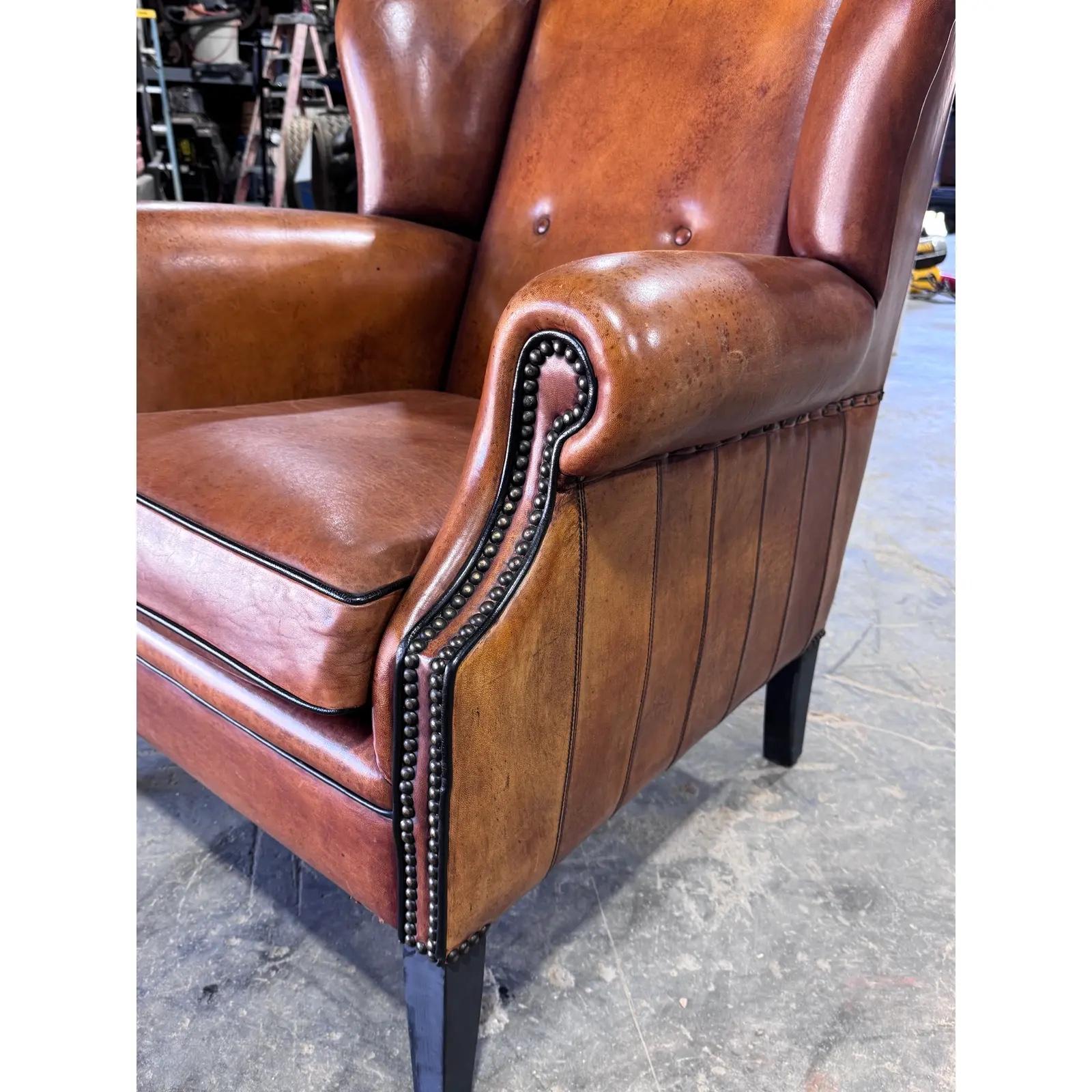 Anglais Chaise en cuir à dossier en forme d'ailes à l'anglaise en vente