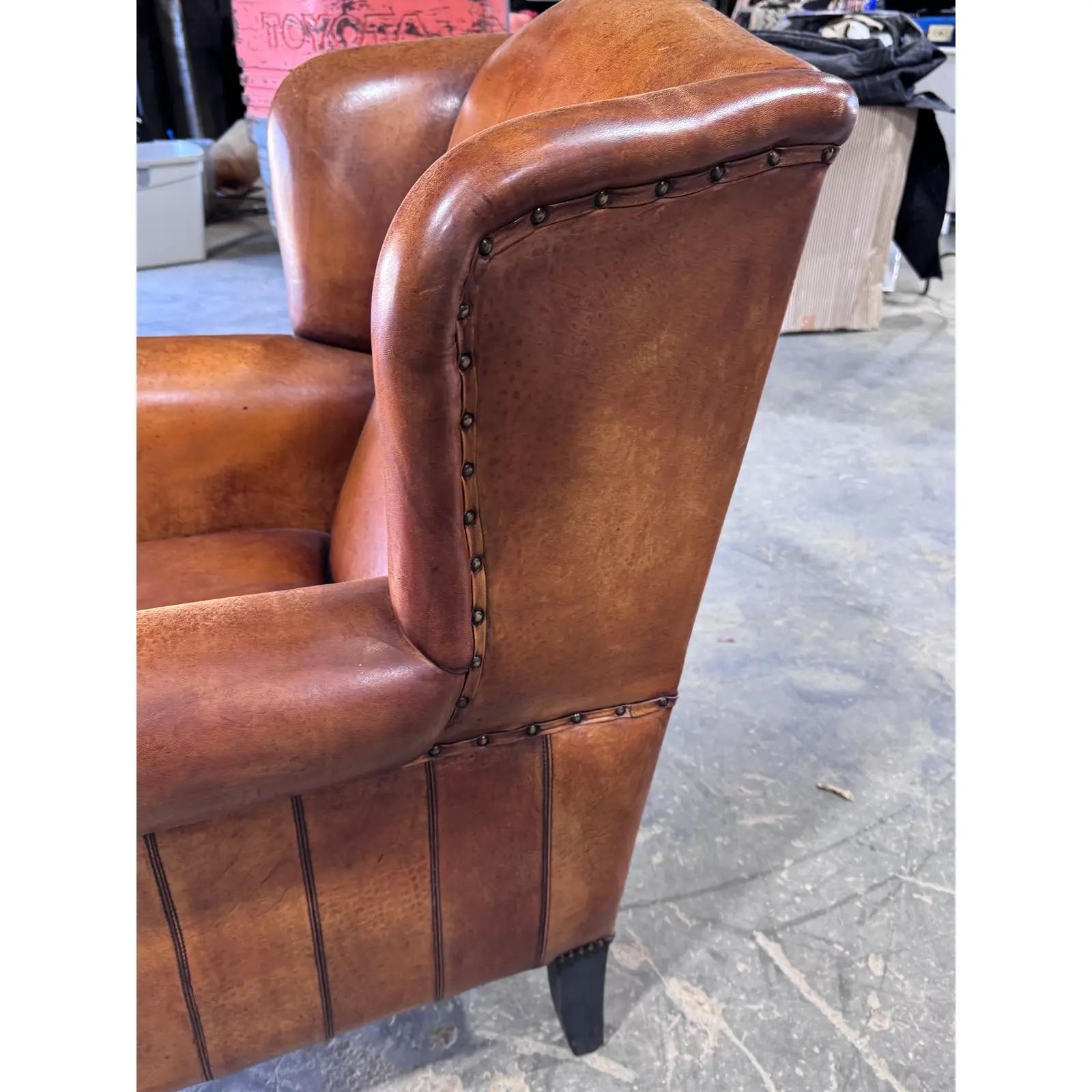 Chaise en cuir à dossier en forme d'ailes à l'anglaise Bon état - En vente à Nashville, TN