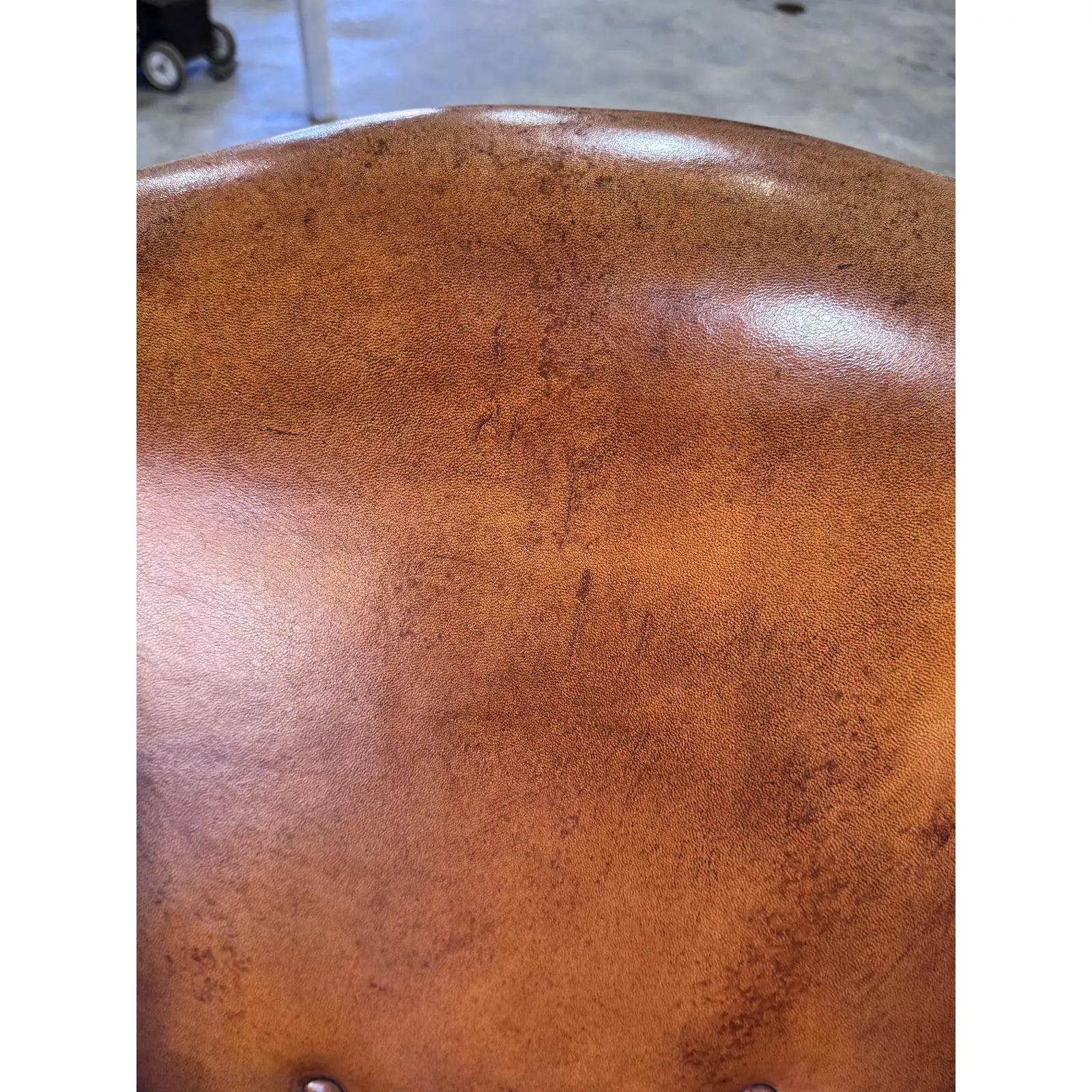 20ième siècle Chaise en cuir à dossier en forme d'ailes à l'anglaise en vente