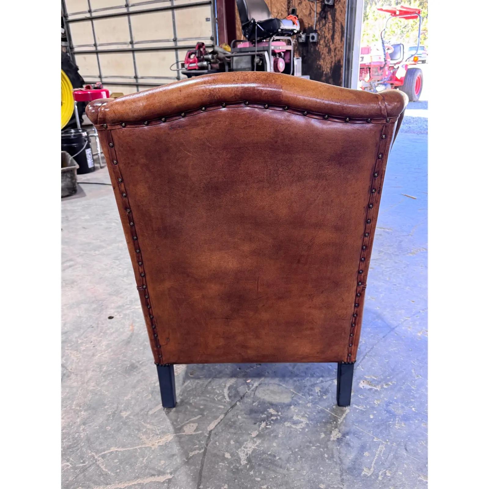 Chaise en cuir à dossier en forme d'ailes à l'anglaise en vente 2