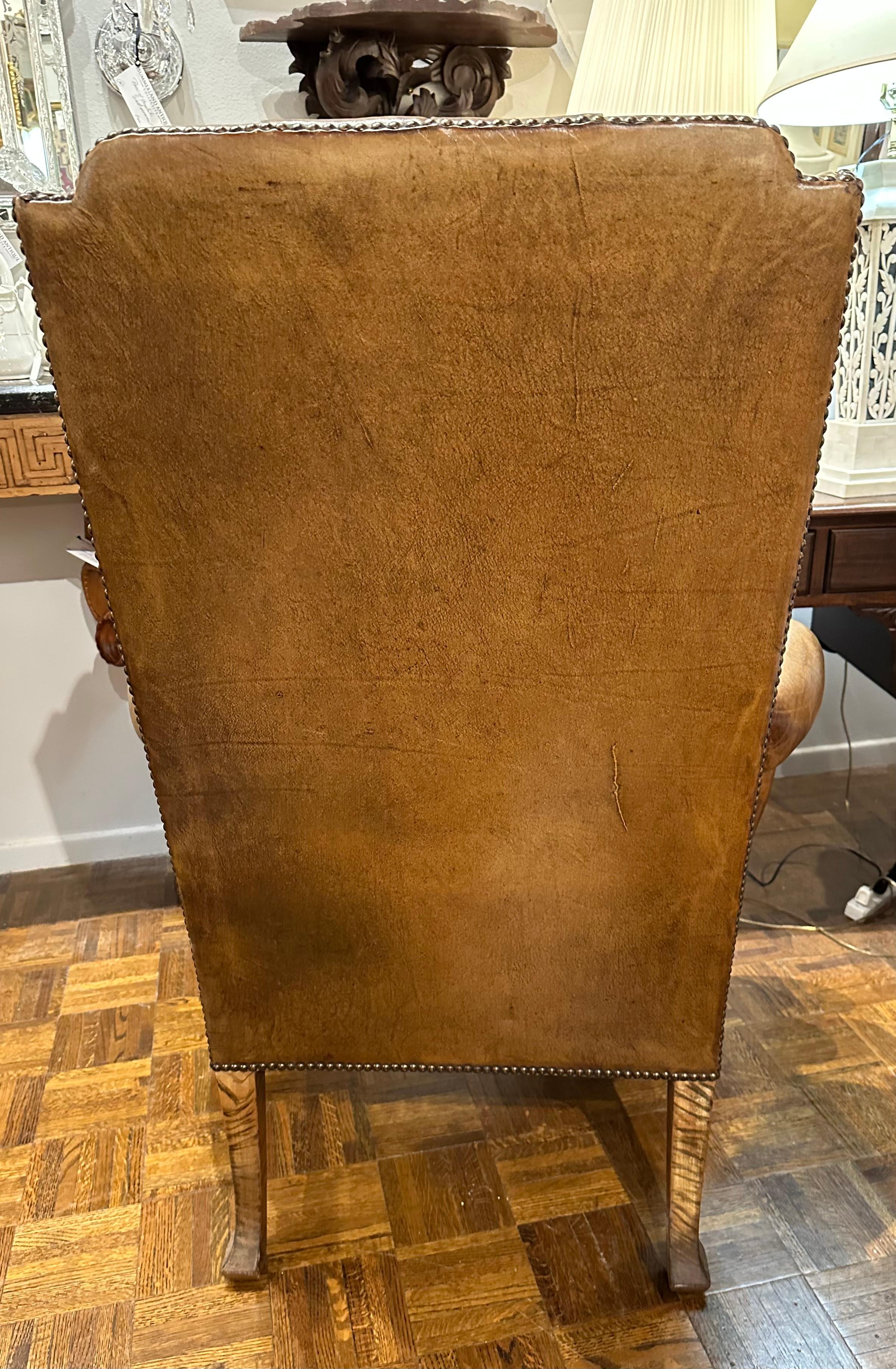 Milieu du XXe siècle Chaise Wingback anglaise vintage en cuir  en vente