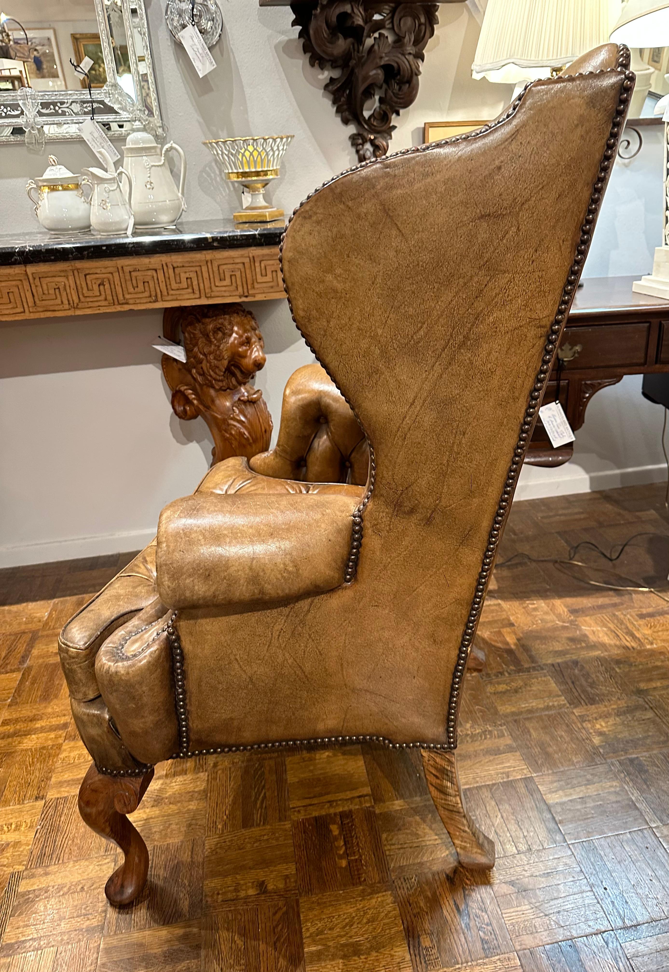 Cuir Chaise Wingback anglaise vintage en cuir  en vente