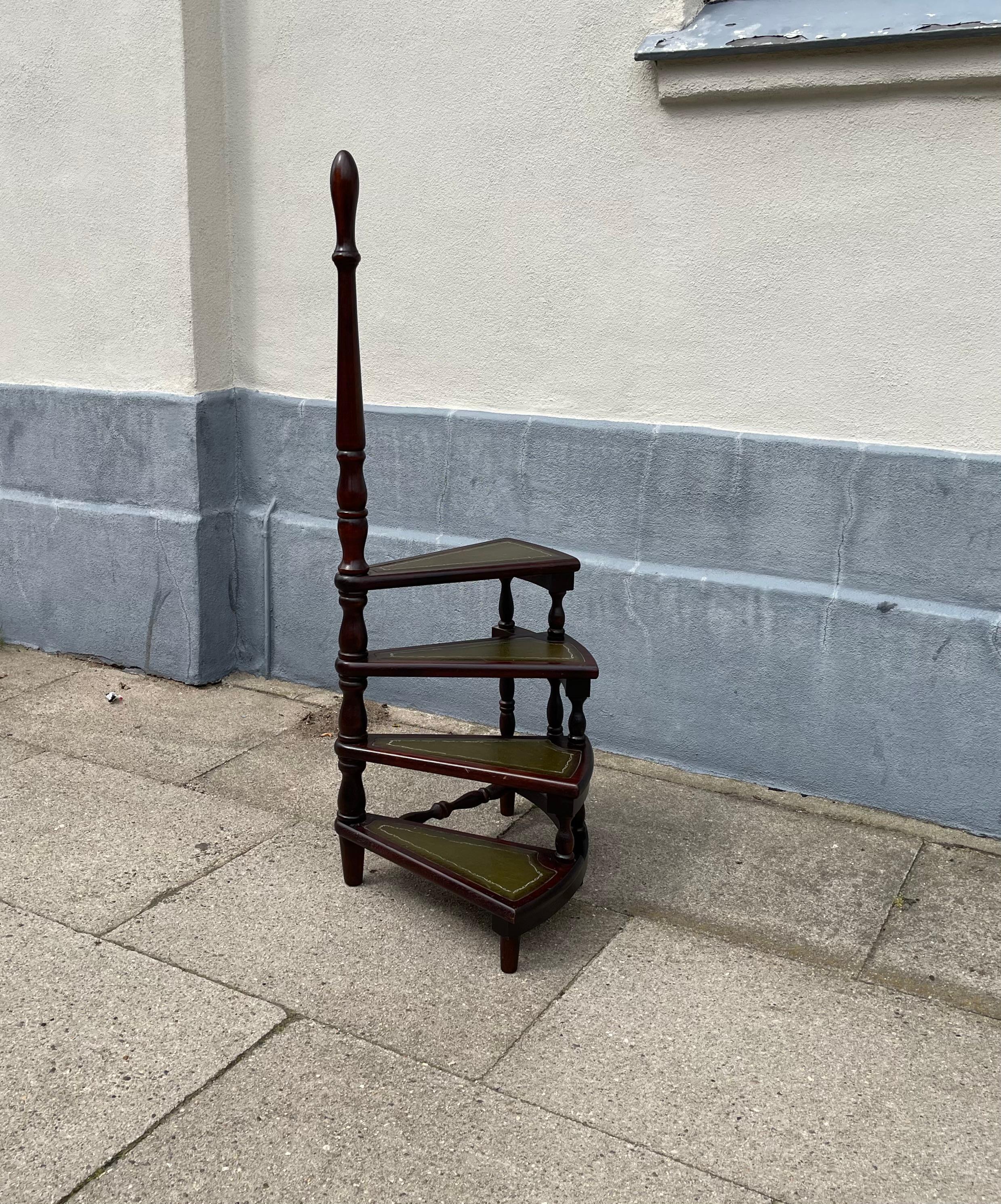 Escalera de biblioteca inglesa vintage - Peldaños de madera y cuero verde Victoriano tardío en venta