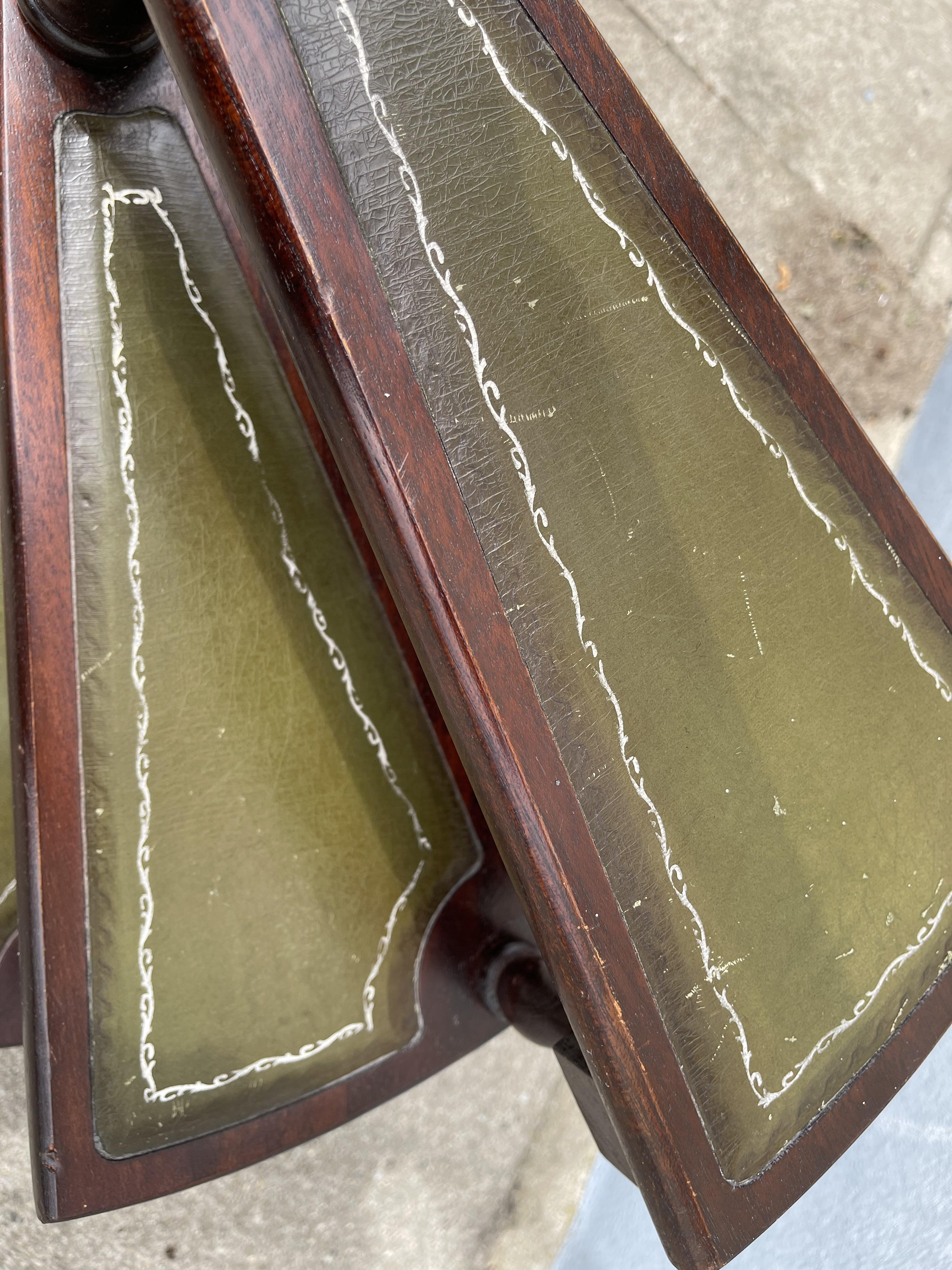 Escalera de biblioteca inglesa vintage - Peldaños de madera y cuero verde Inglés en venta
