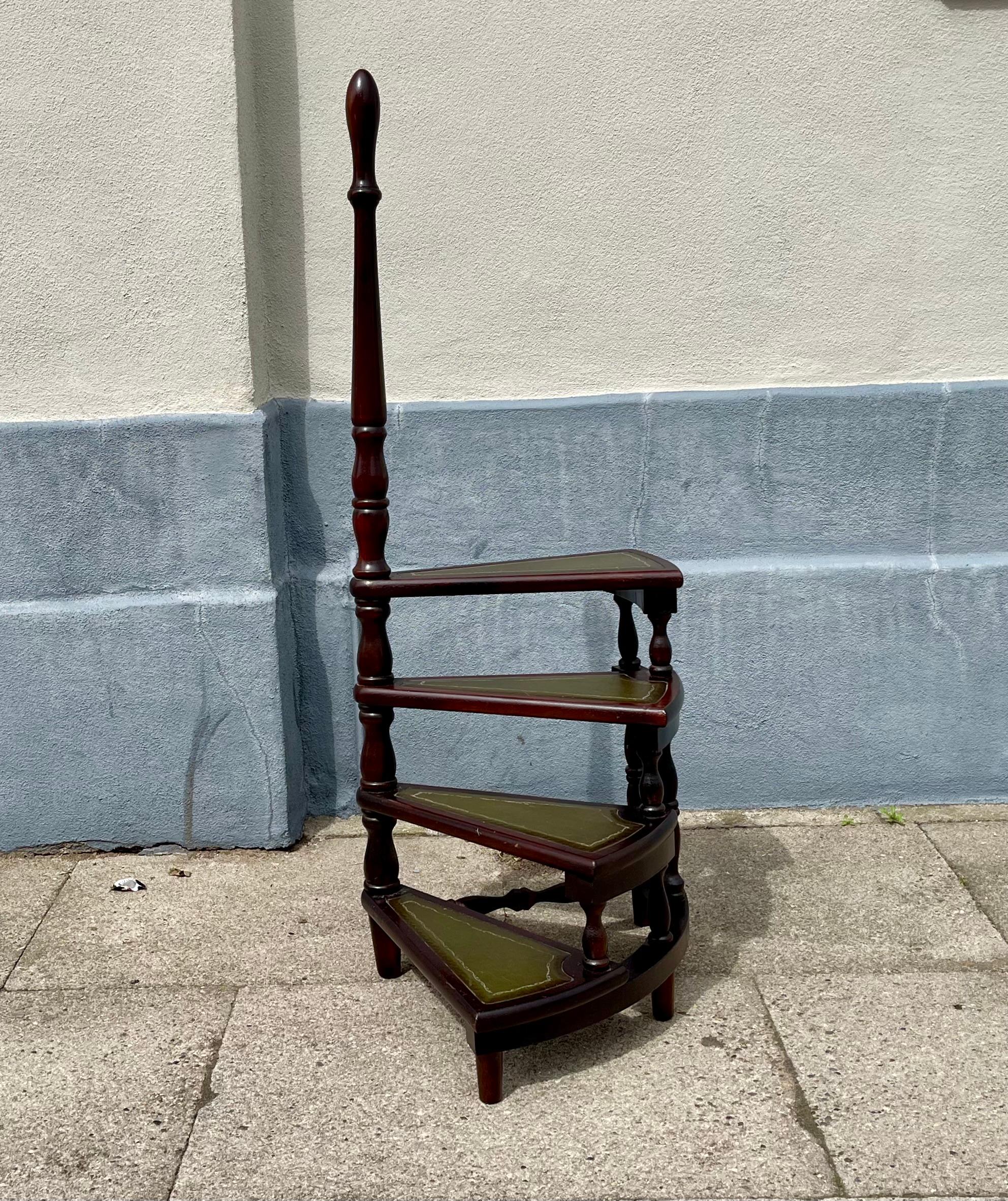 Escalera de biblioteca inglesa vintage - Peldaños de madera y cuero verde Manchado en venta