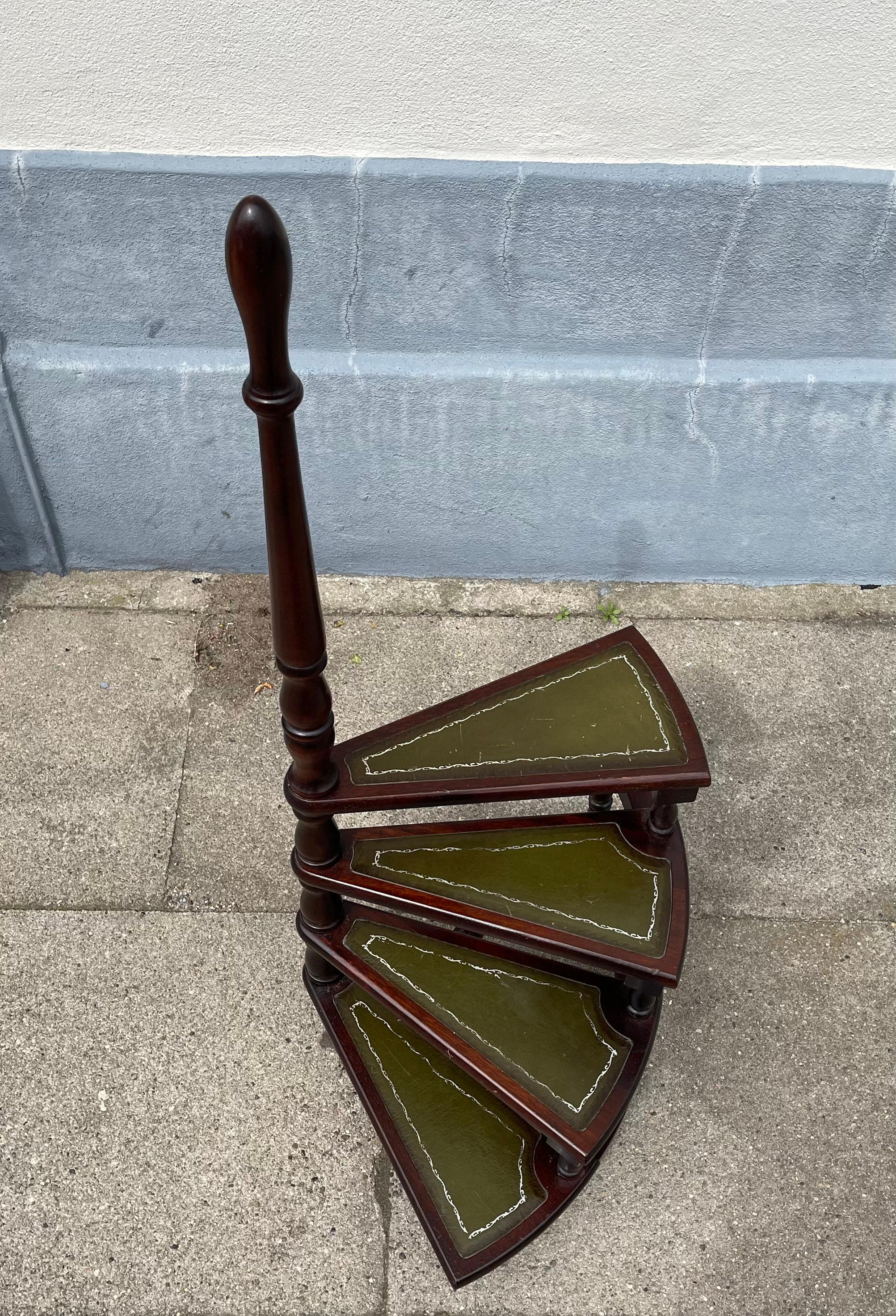Escalera de biblioteca inglesa vintage - Peldaños de madera y cuero verde en Bueno estado para la venta en Esbjerg, DK