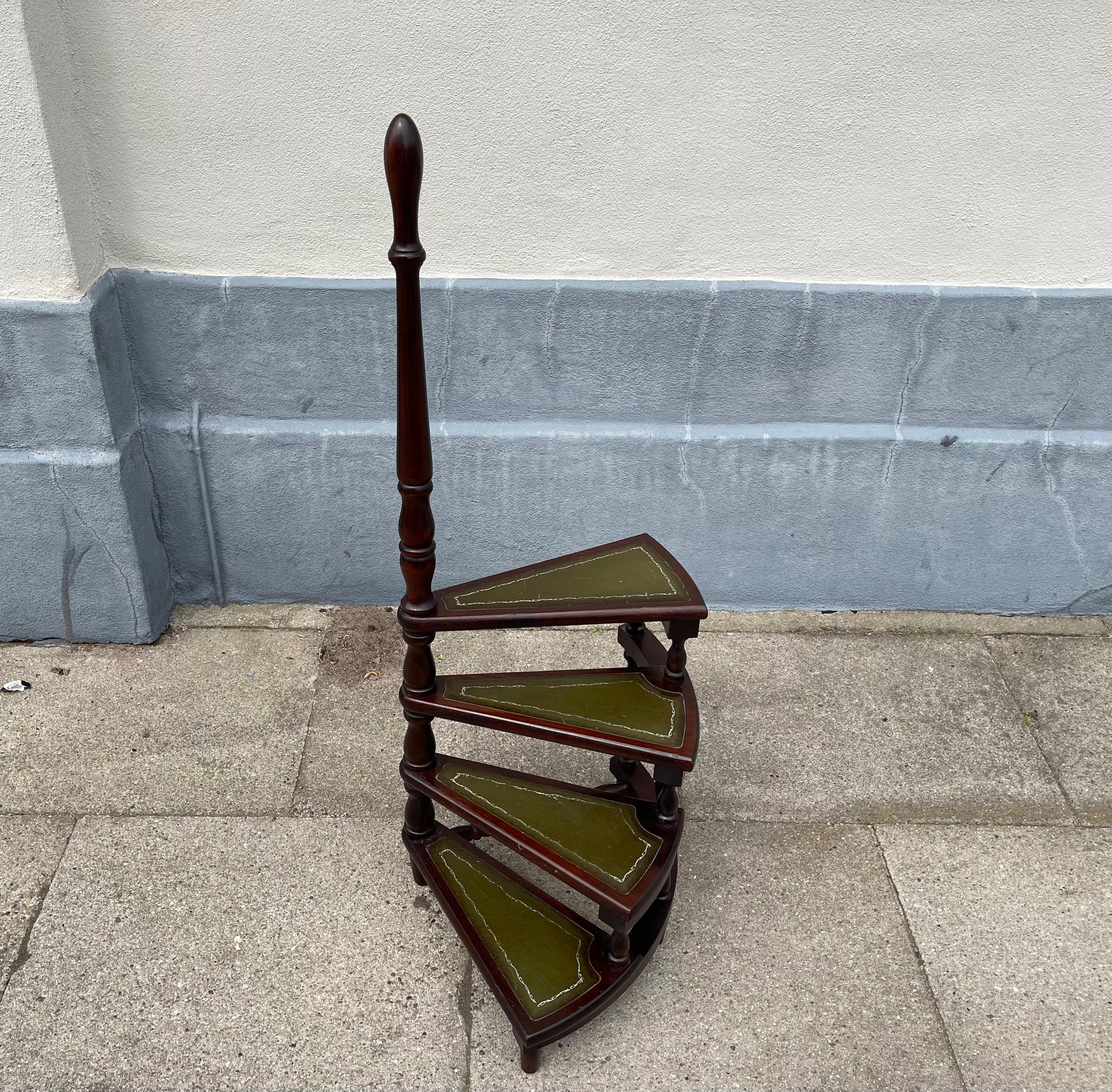 Escalera de biblioteca inglesa vintage - Peldaños de madera y cuero verde siglo XX en venta