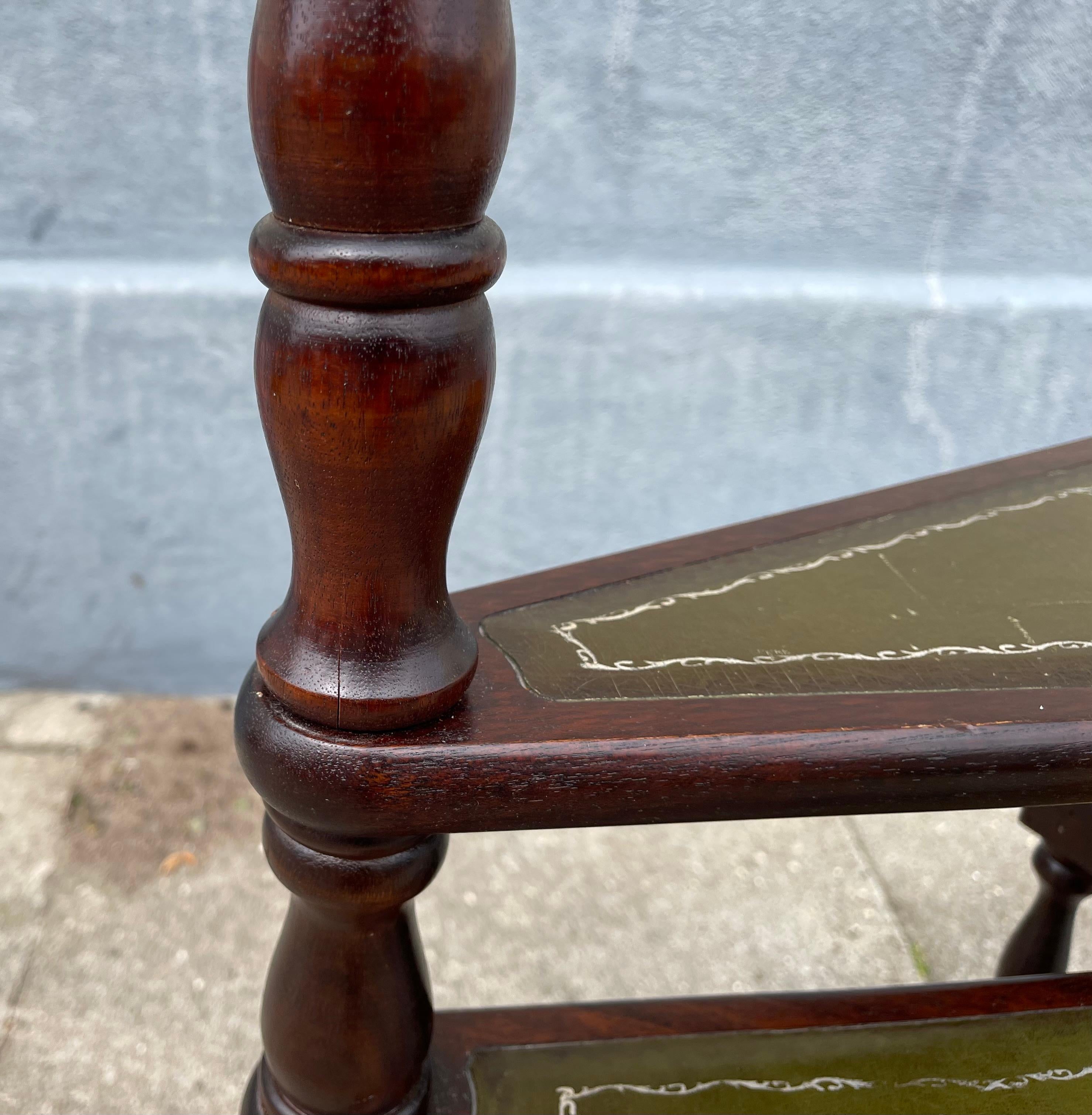 Escalera de biblioteca inglesa vintage - Peldaños de madera y cuero verde en venta 1