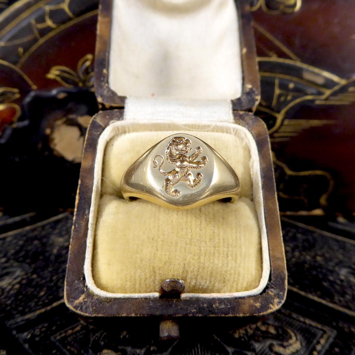 Vintage English Lion Engraved Crest Signet Ring in 9 Carat Yellow Gold 5