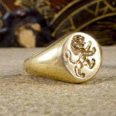 Vintage English Lion Engraved Crest Signet Ring in 9 Carat Yellow Gold