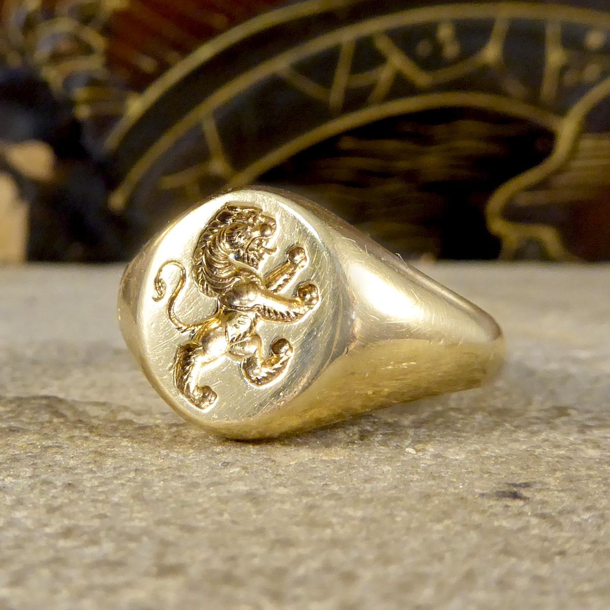 Women's or Men's Vintage English Lion Engraved Crest Signet Ring in 9 Carat Yellow Gold