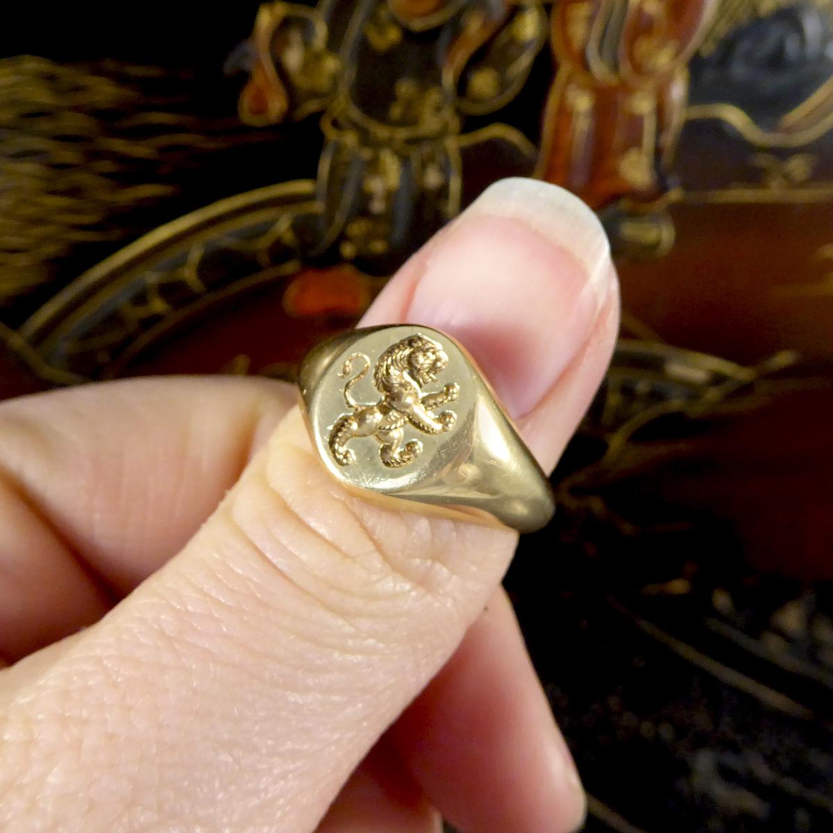 Vintage English Lion Engraved Crest Signet Ring in 9 Carat Yellow Gold 1