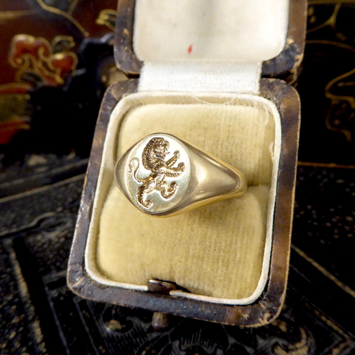 Vintage English Lion Engraved Crest Signet Ring in 9 Carat Yellow Gold 4