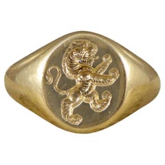 Vintage English Lion Engraved Crest Signet Ring in 9 Carat Yellow Gold