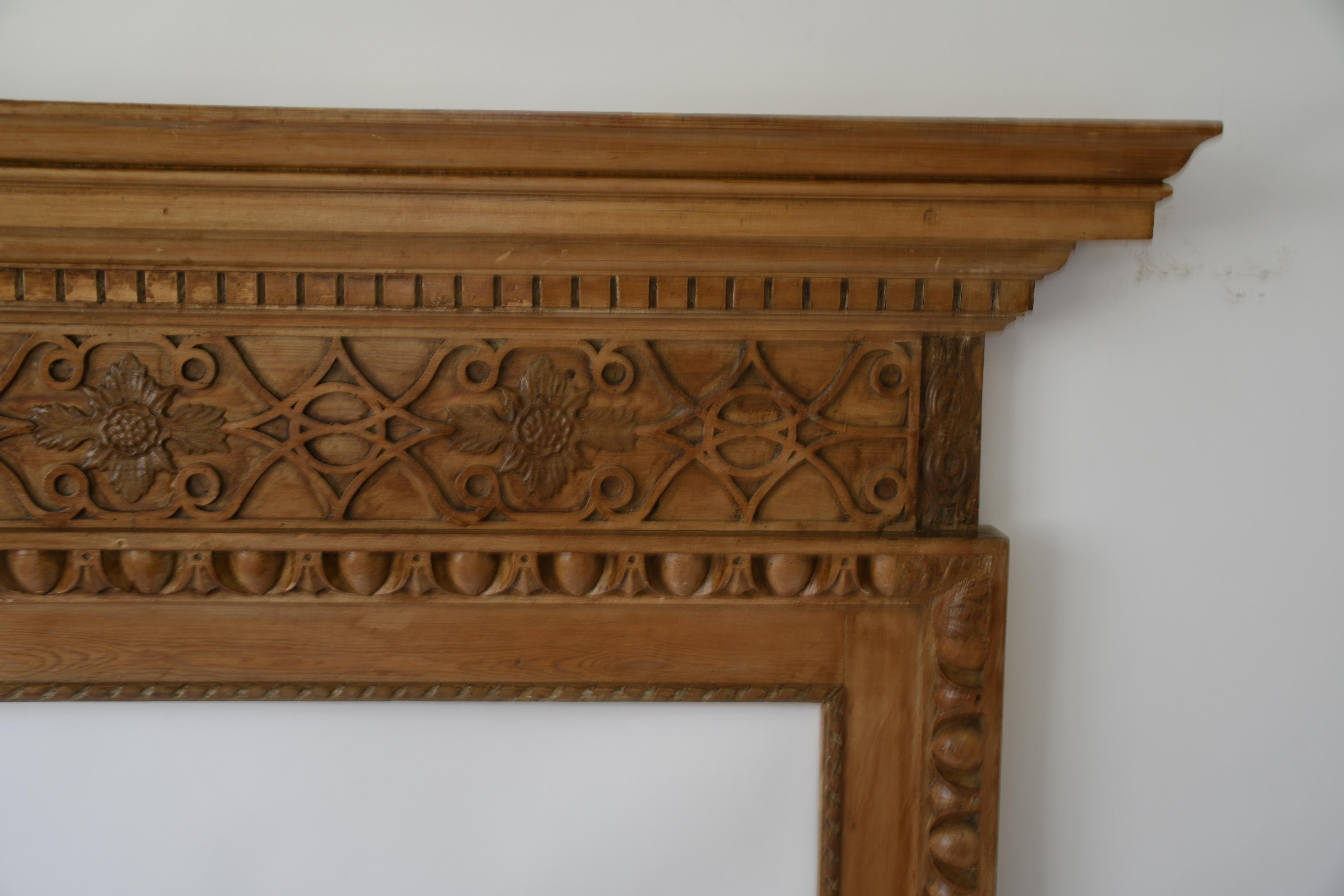 Vintage English Made Hand Carved Kiefer Feuer Surround Mantel (Mitte des 20. Jahrhunderts) im Angebot