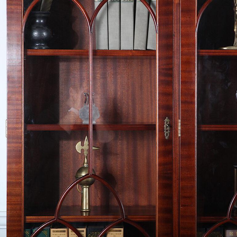 Vintage English Mahogany Georgian-Revival Breakfront Bookcase In Good Condition In Vancouver, British Columbia