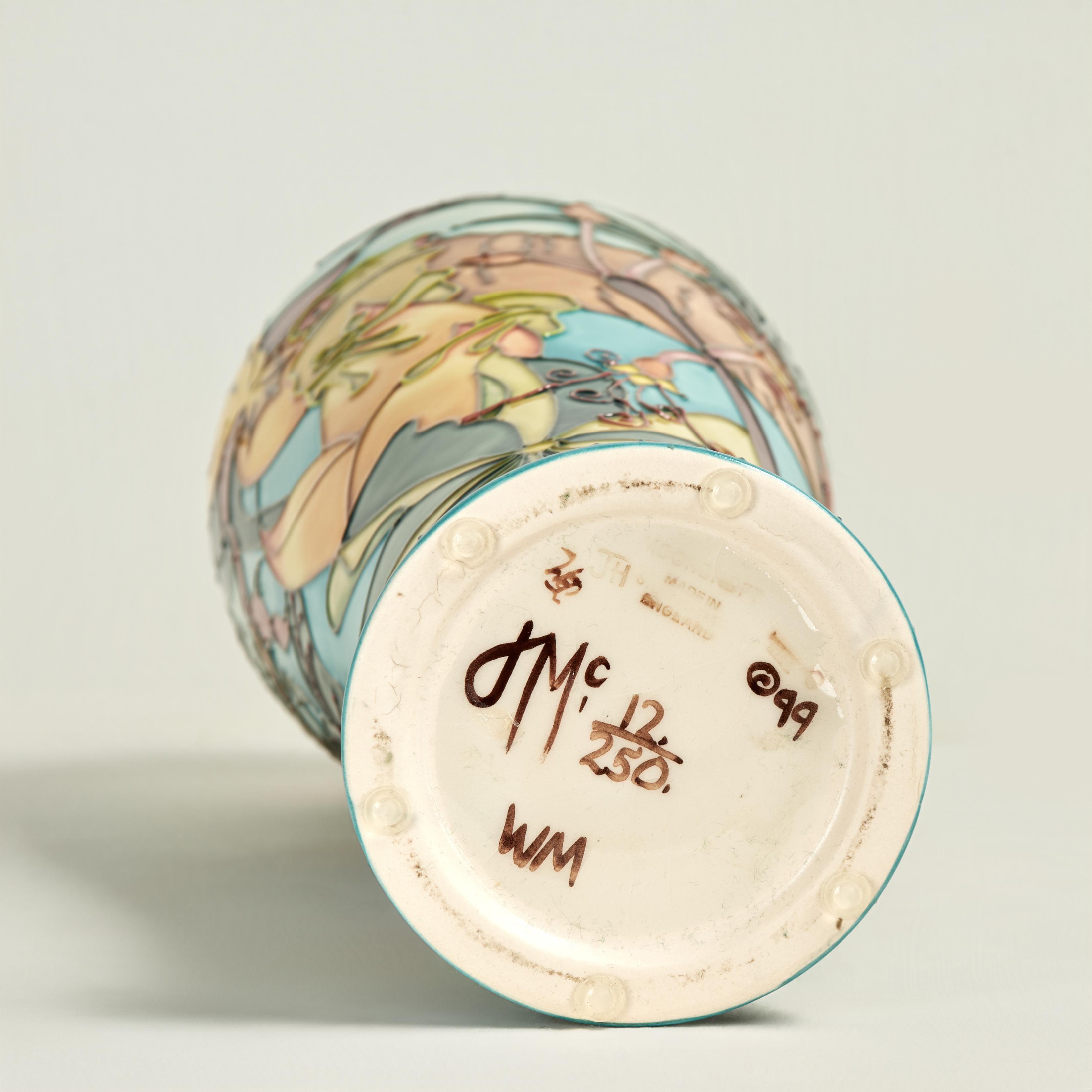 Vaso inglese d'epoca Moorcroft in edizione limitata con tucano in vendita 2