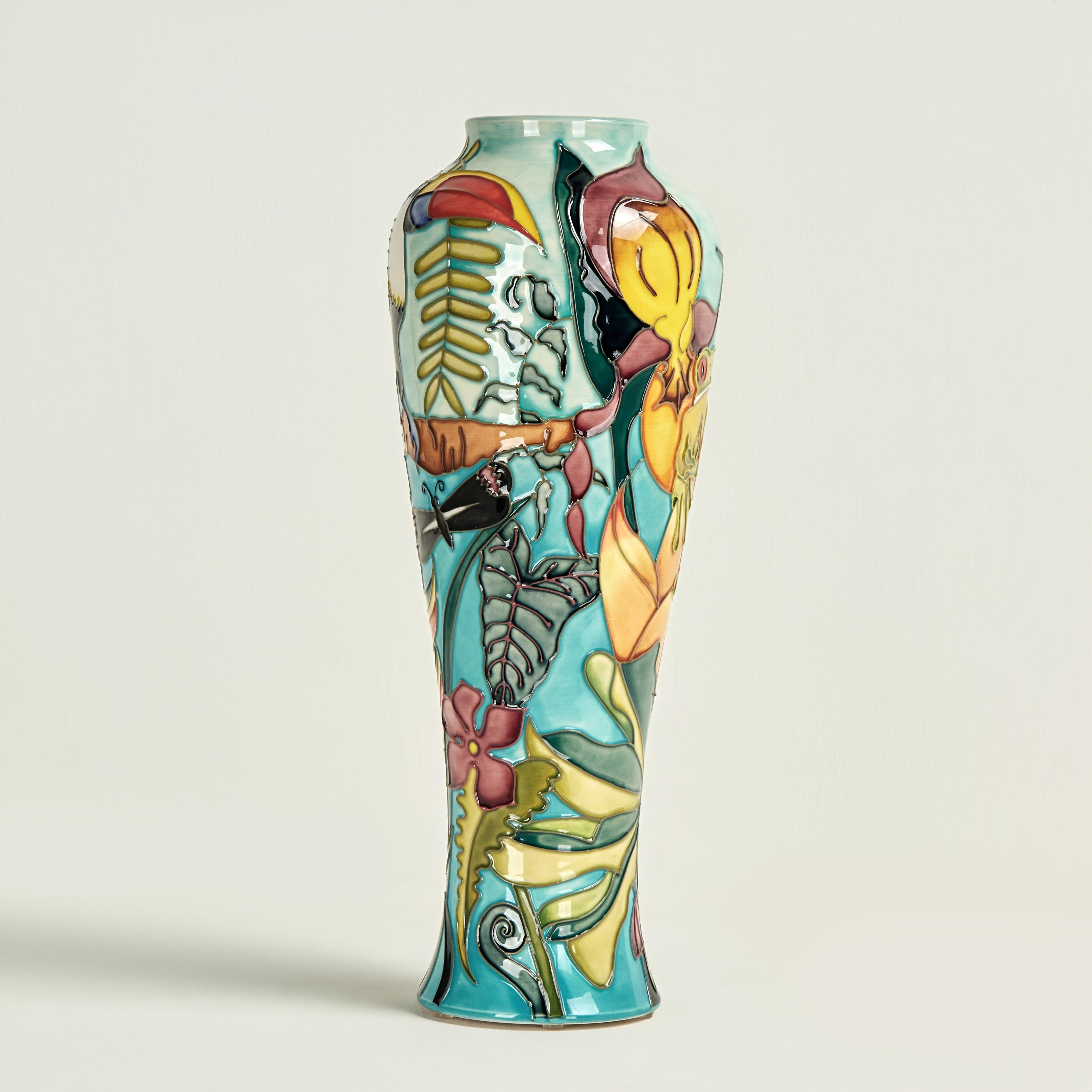 Vaso inglese dai colori tropicali, realizzato in ceramica in forma classica e decorato a mano con fauna e flora. Firmato Moorcroft made in England, siglato dall'artista e numerato 12 di 250 sul fondo.