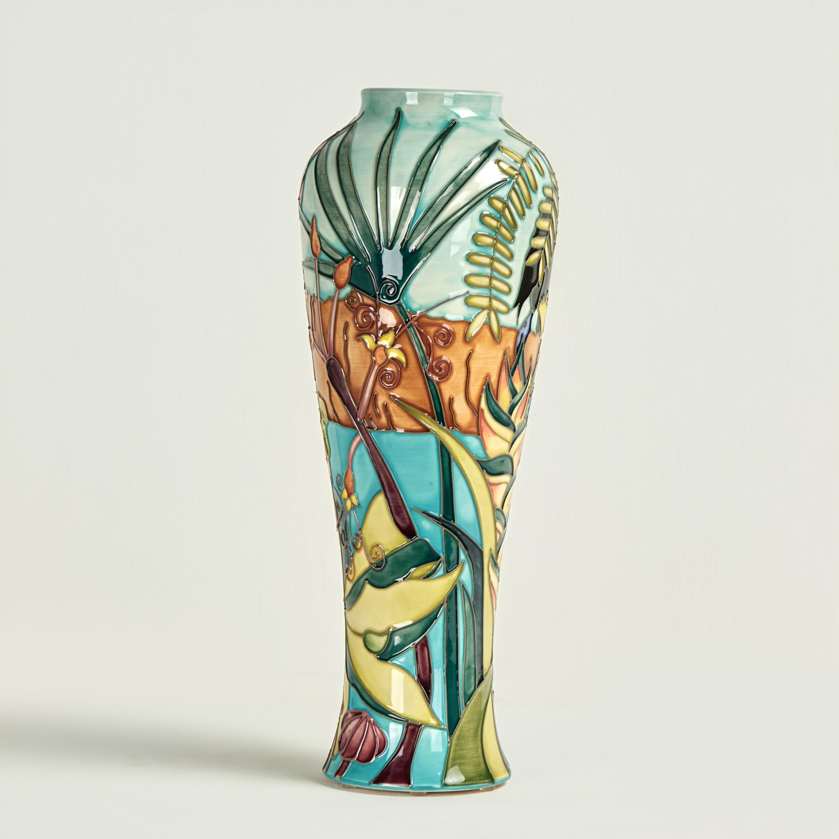 Inglese Vaso inglese d'epoca Moorcroft in edizione limitata con tucano in vendita