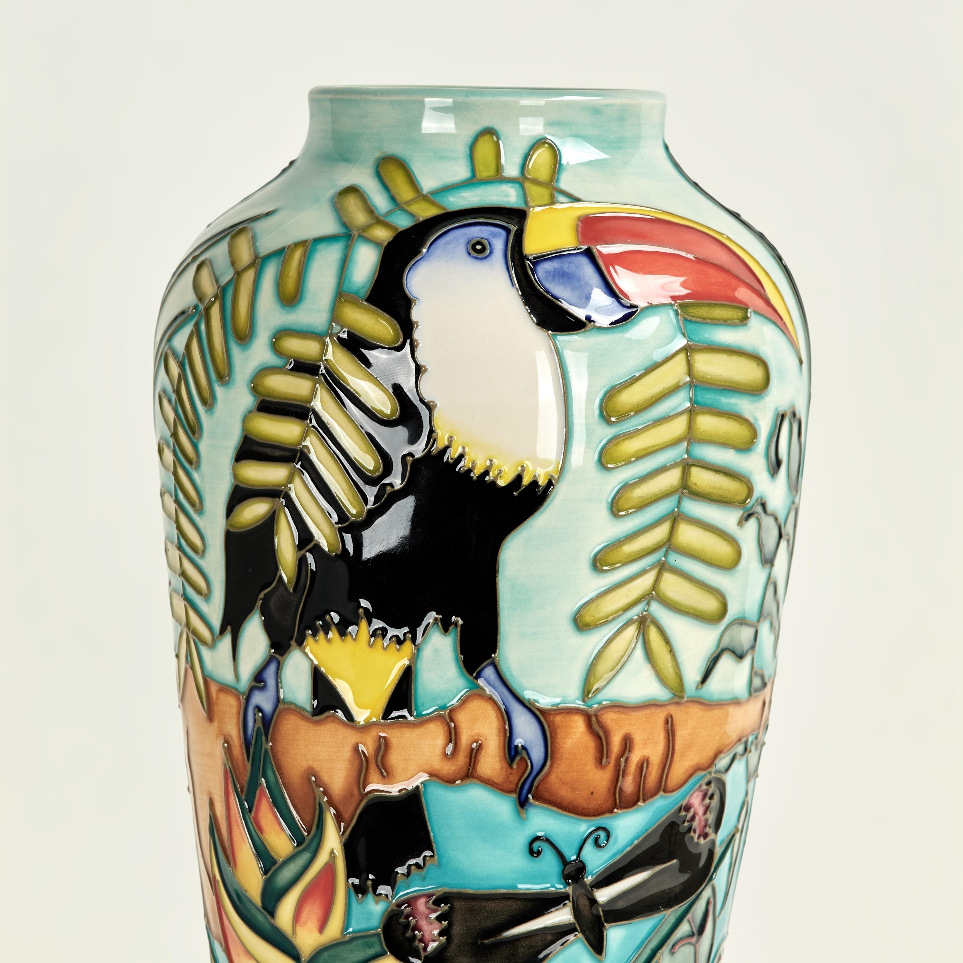 Fatto a mano Vaso inglese d'epoca Moorcroft in edizione limitata con tucano in vendita