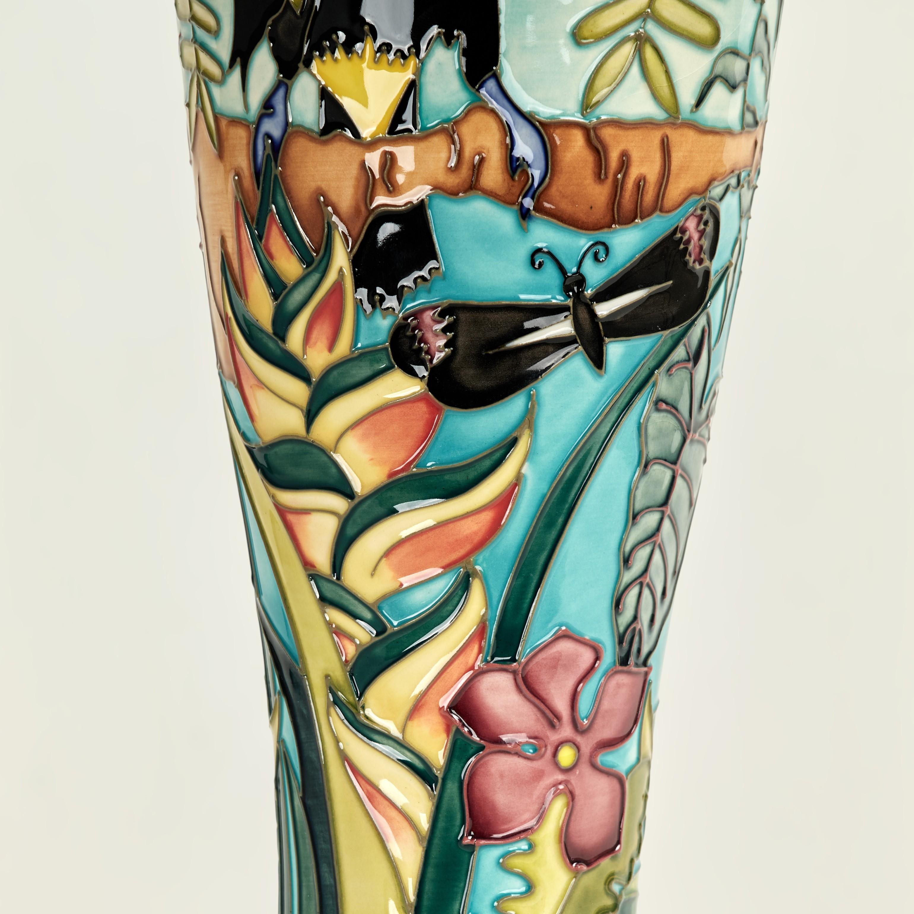 Vaso inglese d'epoca Moorcroft in edizione limitata con tucano In condizioni buone in vendita a Palm Beach, FL