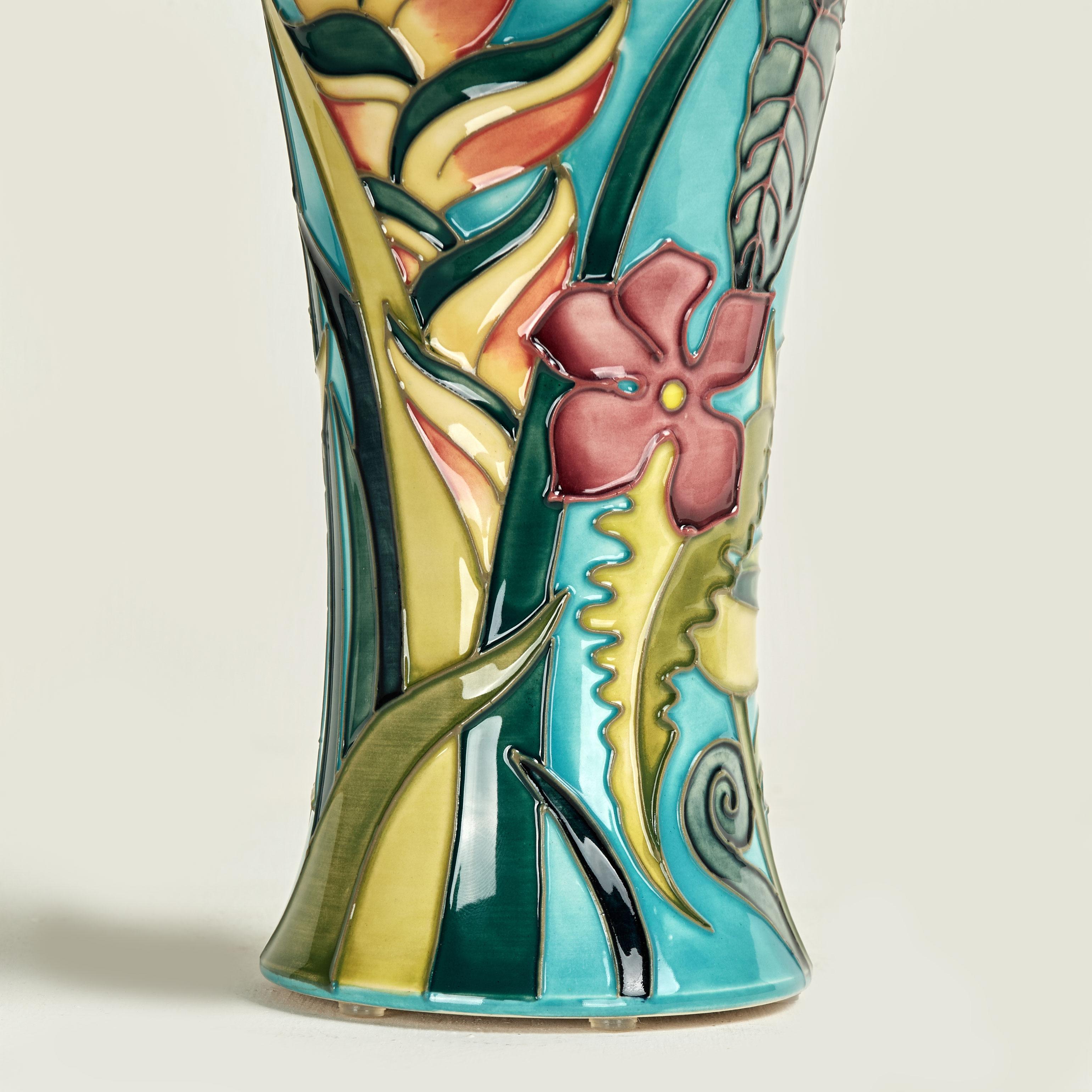 XX secolo Vaso inglese d'epoca Moorcroft in edizione limitata con tucano in vendita