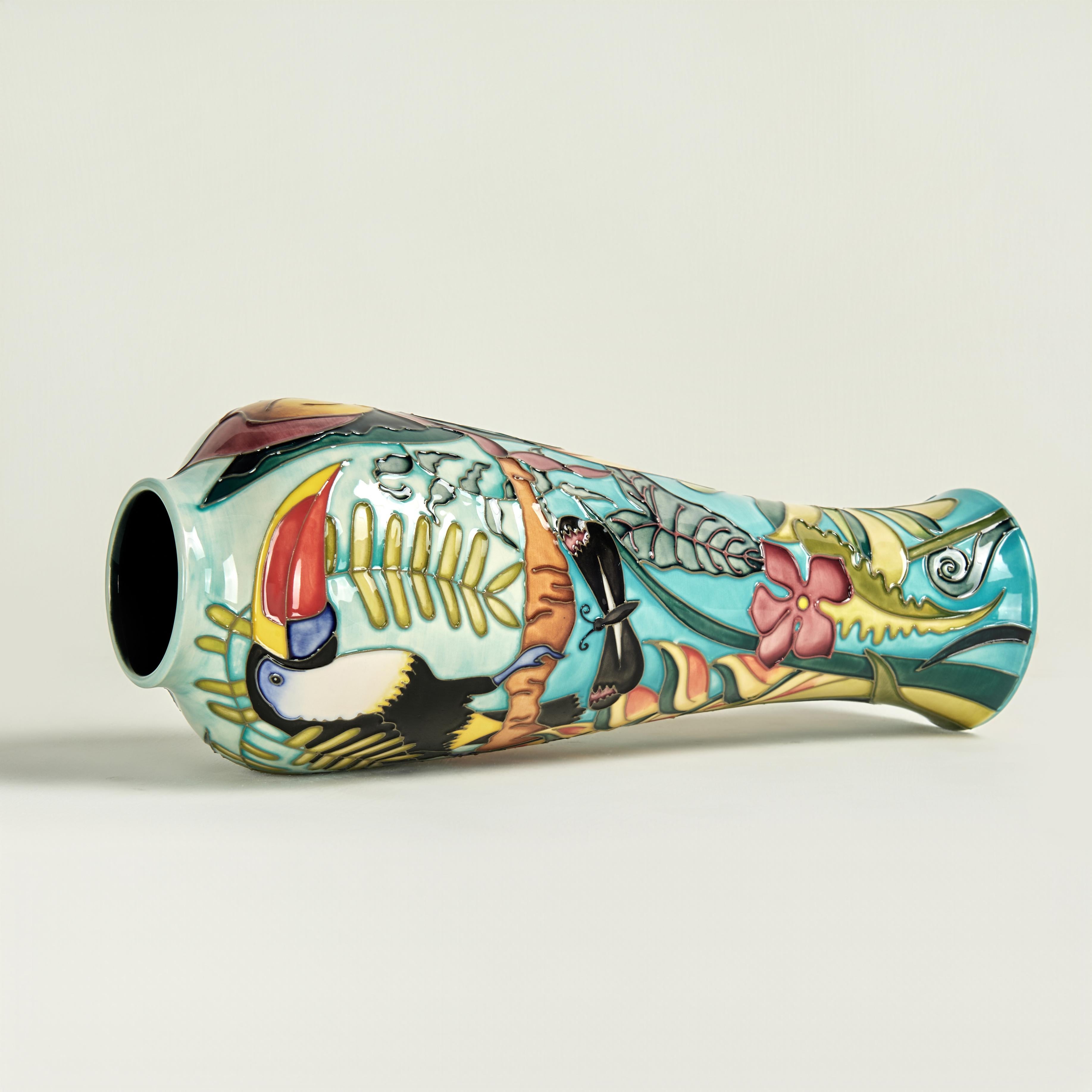 Porcellana Vaso inglese d'epoca Moorcroft in edizione limitata con tucano in vendita