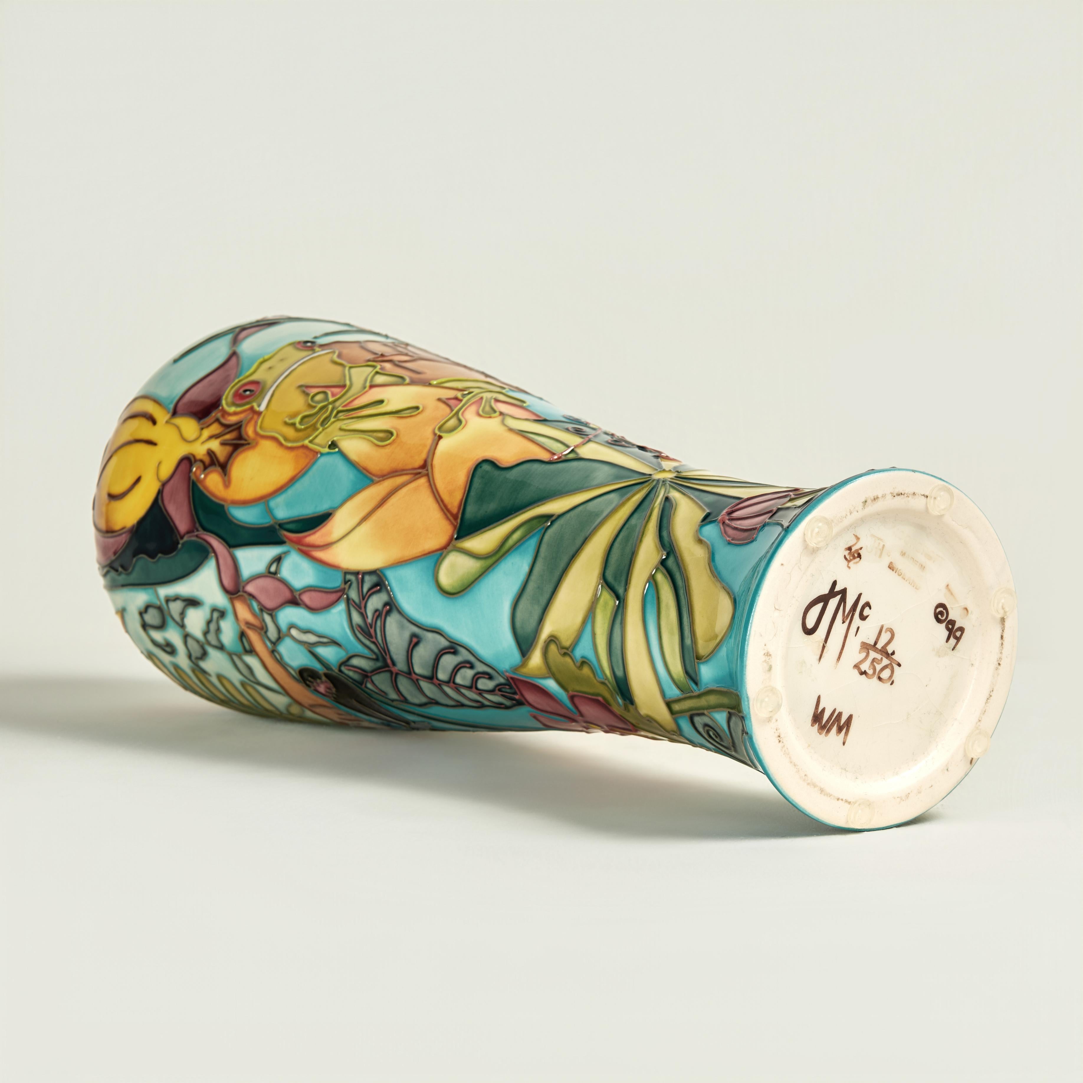 Vaso inglese d'epoca Moorcroft in edizione limitata con tucano in vendita 1