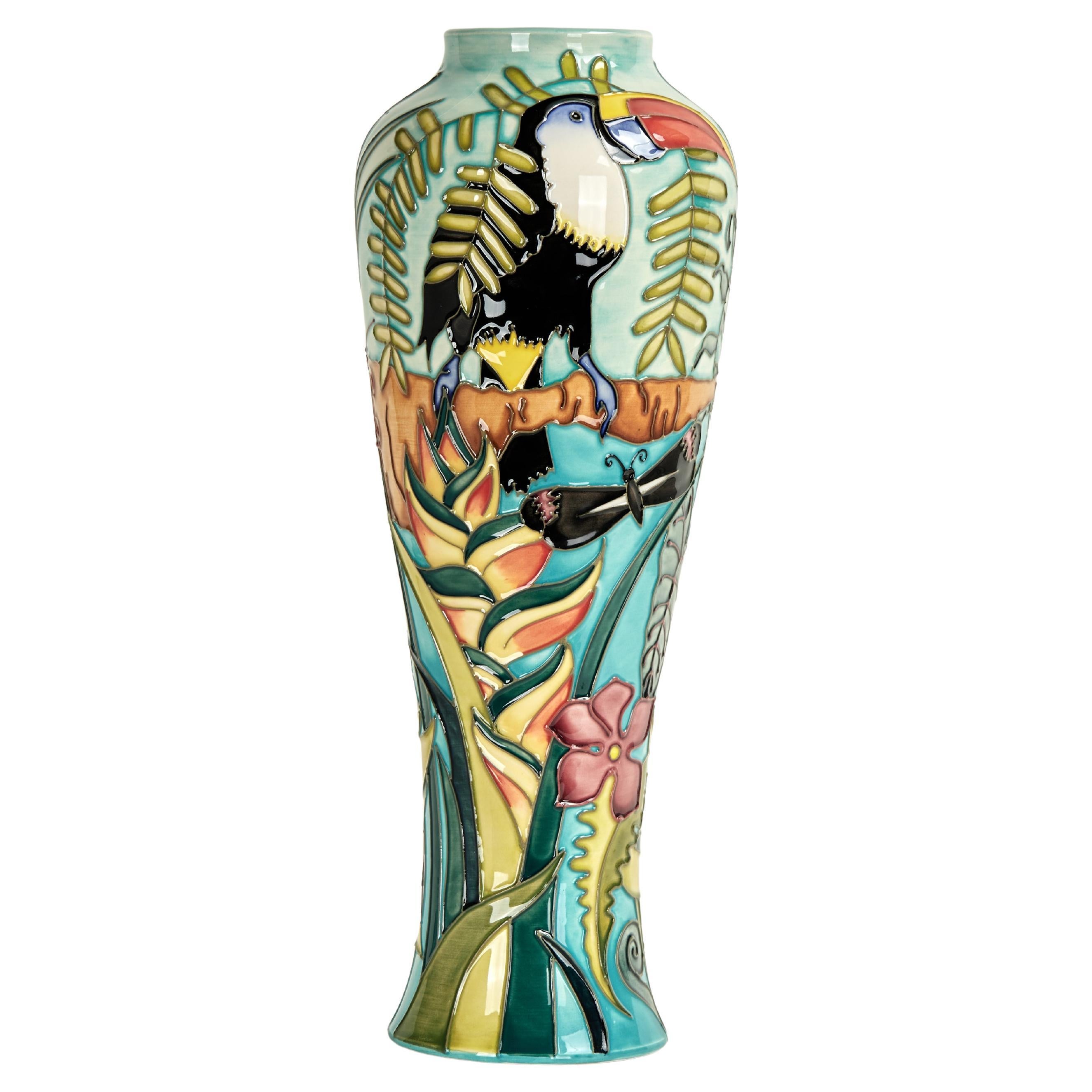 Vaso inglese d'epoca Moorcroft in edizione limitata con tucano in vendita