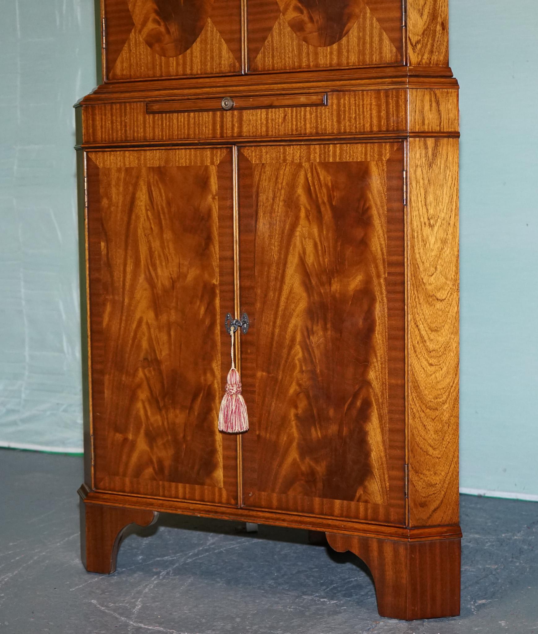 Britannique VINTAGE ANGLAIS N. NORMAN LTD CABINET D'ANGLE EN BOIS DUR en vente