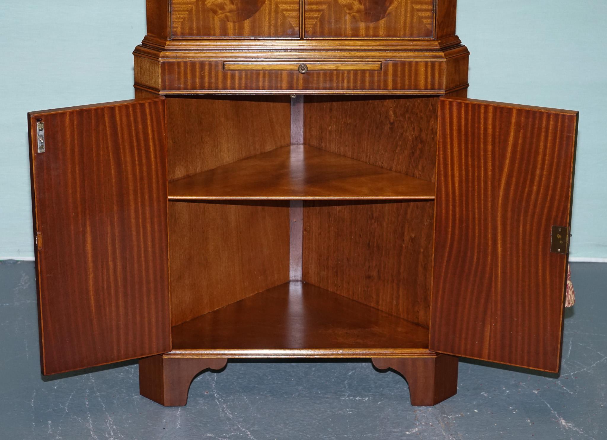 VINTAGE ANGLAIS N. NORMAN LTD CABINET D'ANGLE EN BOIS DUR Bon état - En vente à Pulborough, GB