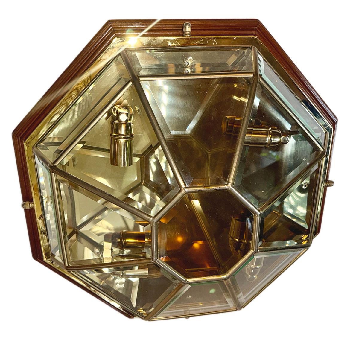 Luminaire encastré en bois et verre biseauté, datant des années 1960, avec 4 lampes candélabres à l'intérieur.

Mesures :
Diamètre : 21