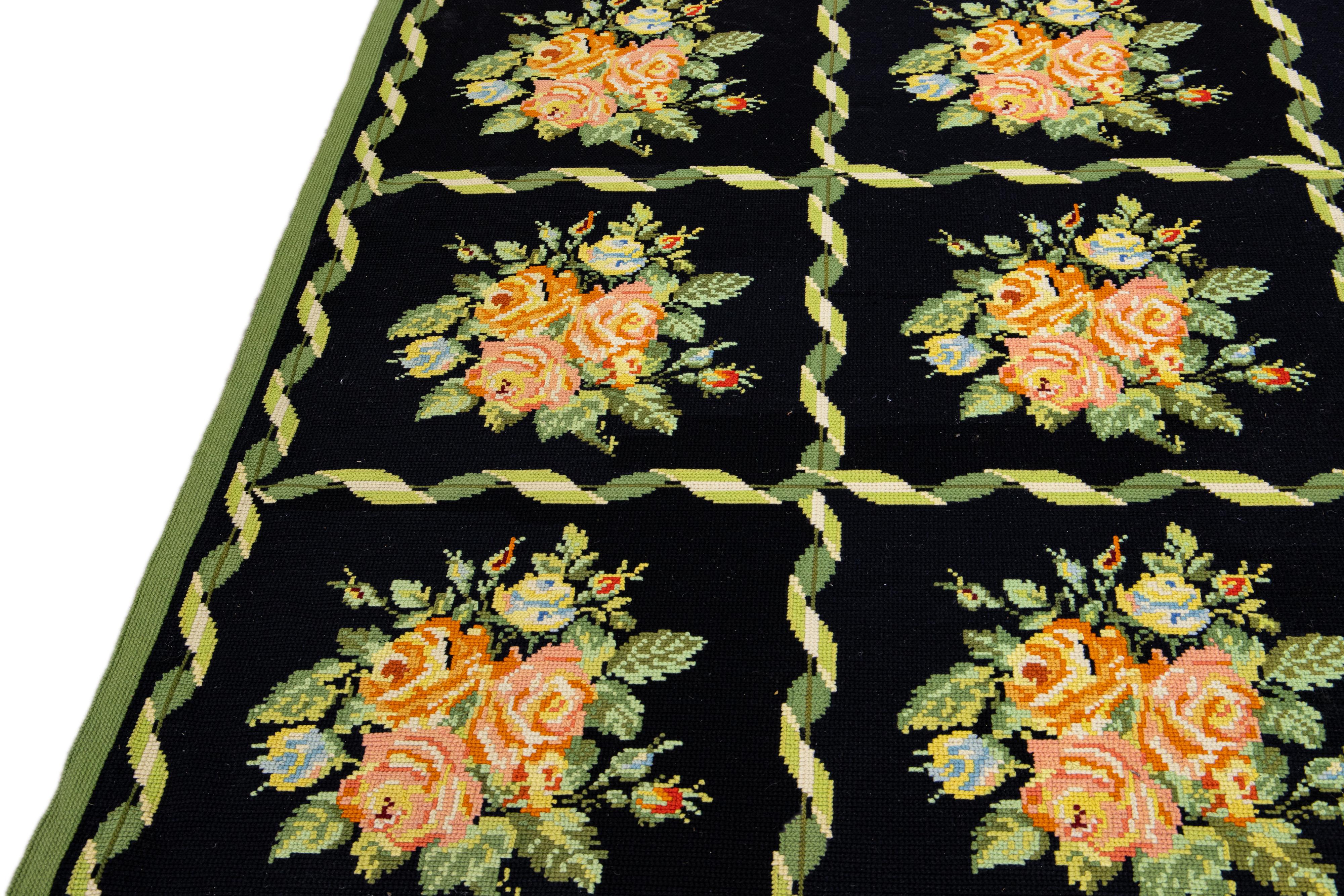 Englischer handgefertigter geblümter Teppich aus schwarzer Wolle mit Gobelinstickerei im Angebot 6