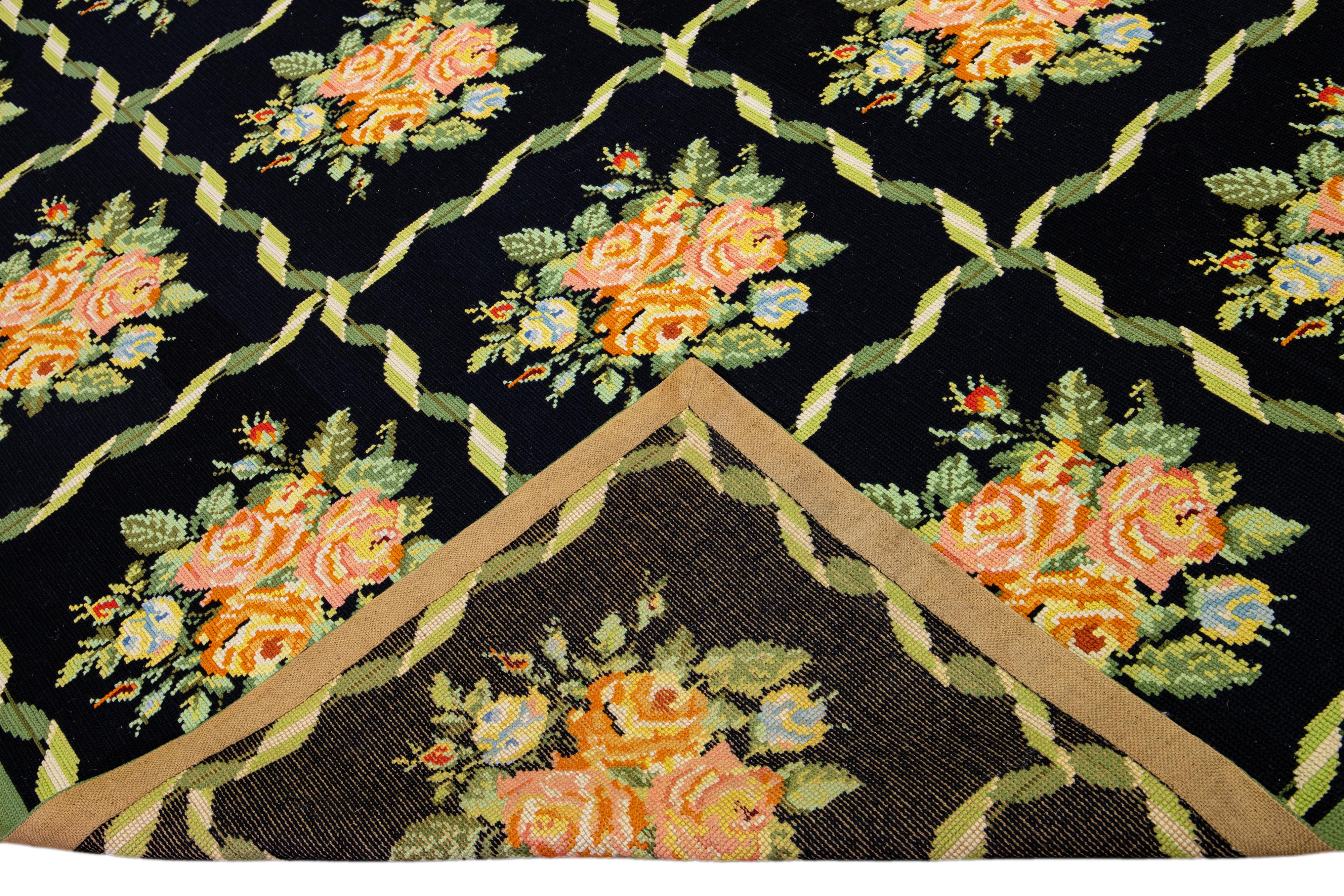 Schöner englischer Nadelspitze-Wollteppich im Vintage-Stil mit beigem Feld. Dieses Stück hat grüne feine Details mit einem floralen eleganten Muster im gesamten Design

Dieser Teppich misst 9' x 12'3