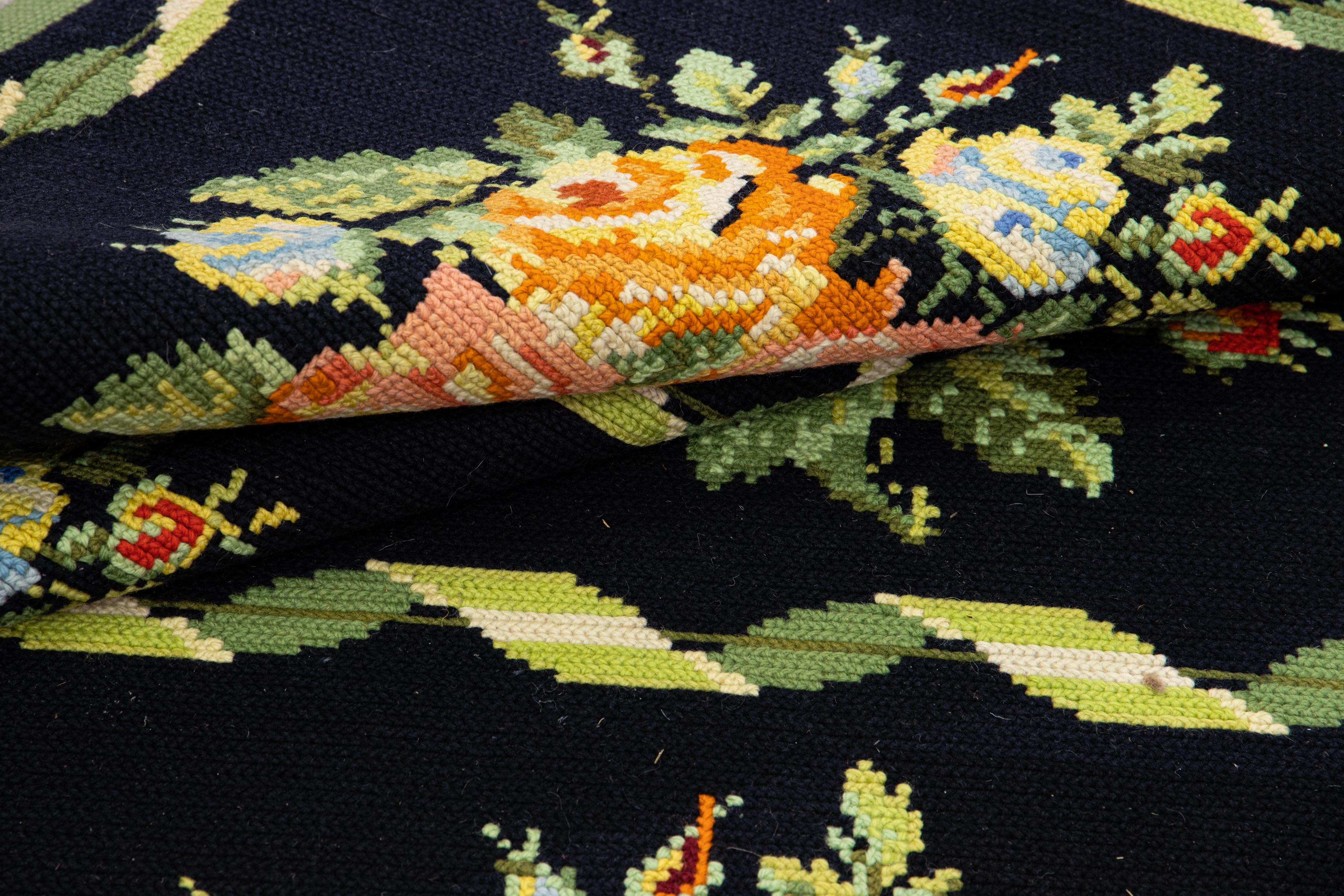 Englischer handgefertigter geblümter Teppich aus schwarzer Wolle mit Gobelinstickerei (21. Jahrhundert und zeitgenössisch) im Angebot