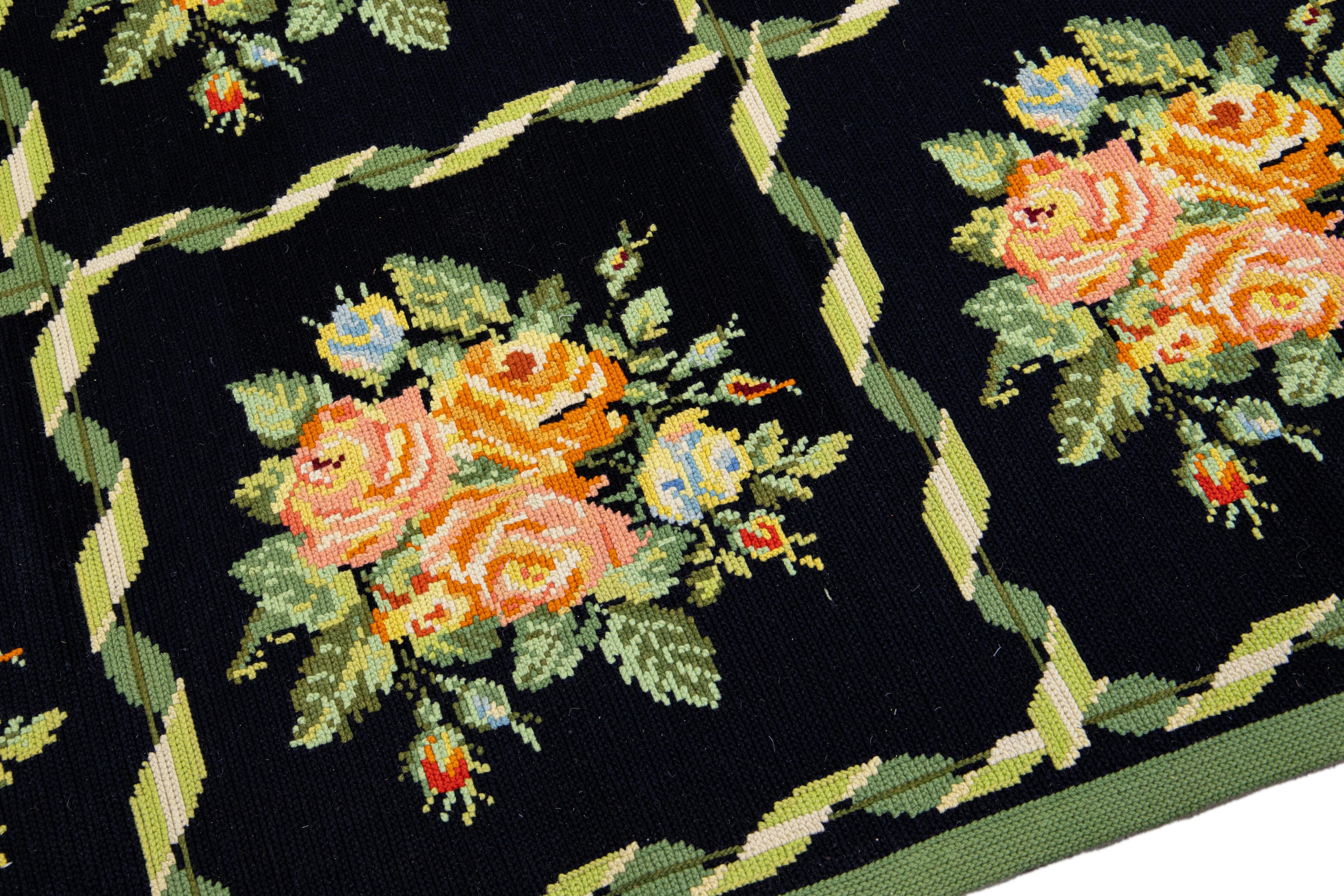 Englischer handgefertigter geblümter Teppich aus schwarzer Wolle mit Gobelinstickerei im Angebot 3