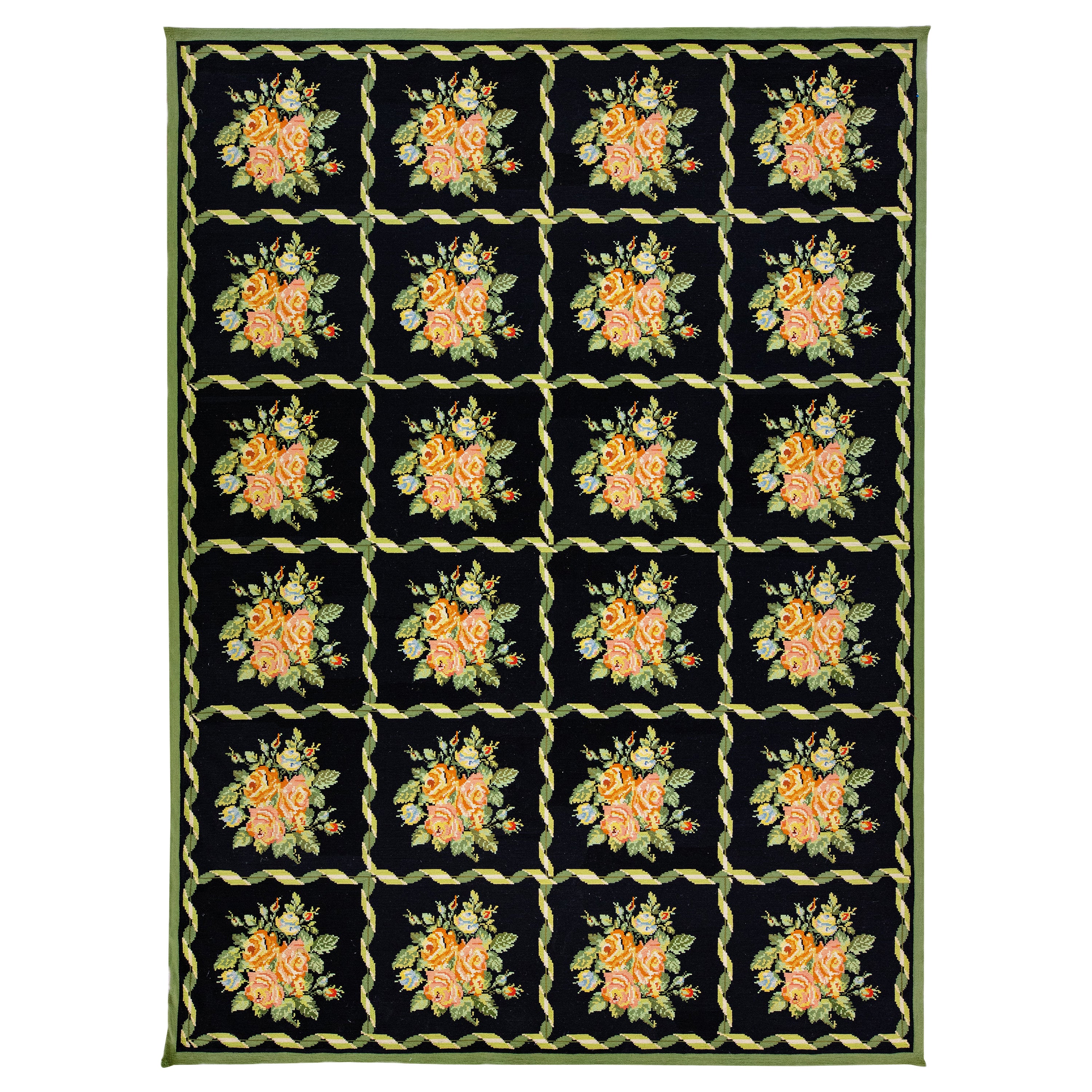 Tapis vintage anglais en laine noire à motifs floraux fait à la main à l'aiguille en vente